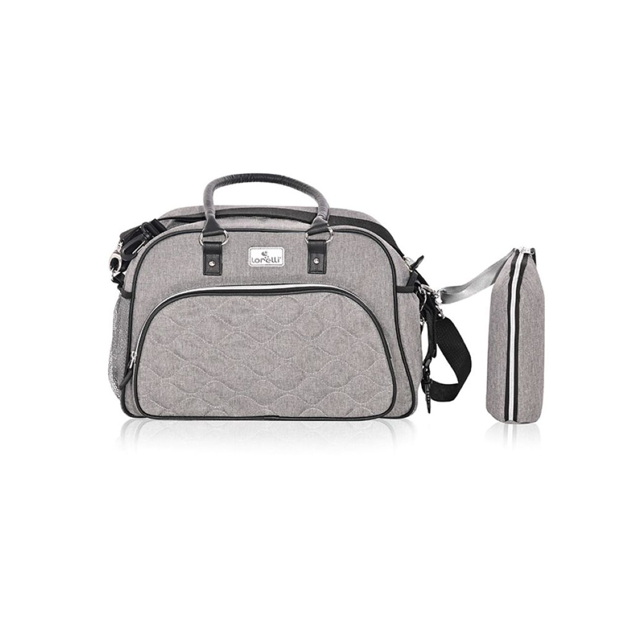Eine graue Wickeltasche mit schwarzen Akzenten und einer passenden kleinen Tasche daneben.