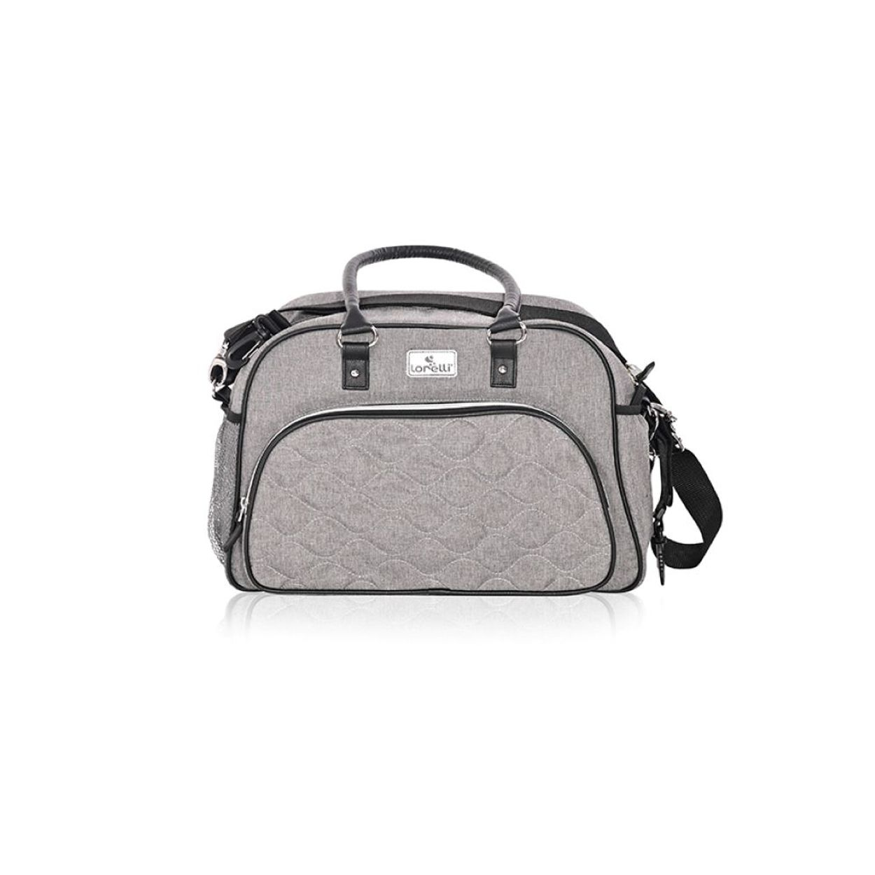 Eine graue, gesteppte Wickeltasche mit schwarzen Griffen und Riemen auf weißem Hintergrund.
