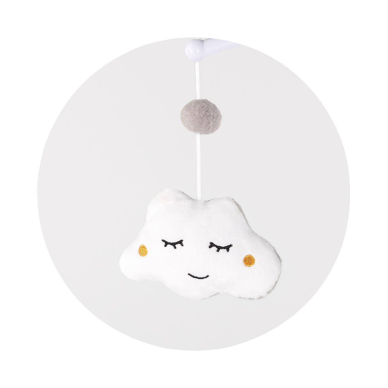 Ein weißes Plüschwolken-Mobile mit geschlossenen Augen, orangefarbenen Wangen und einem grauen Ball hängt an einer Schnur.