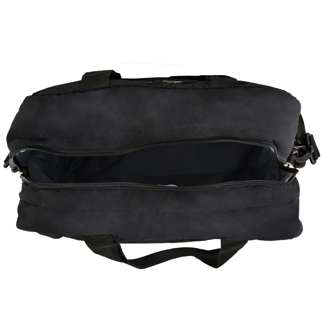 Eine schwarze Reisetasche mit geöffnetem Hauptfach und zwei Henkeln auf weißem Hintergrund.