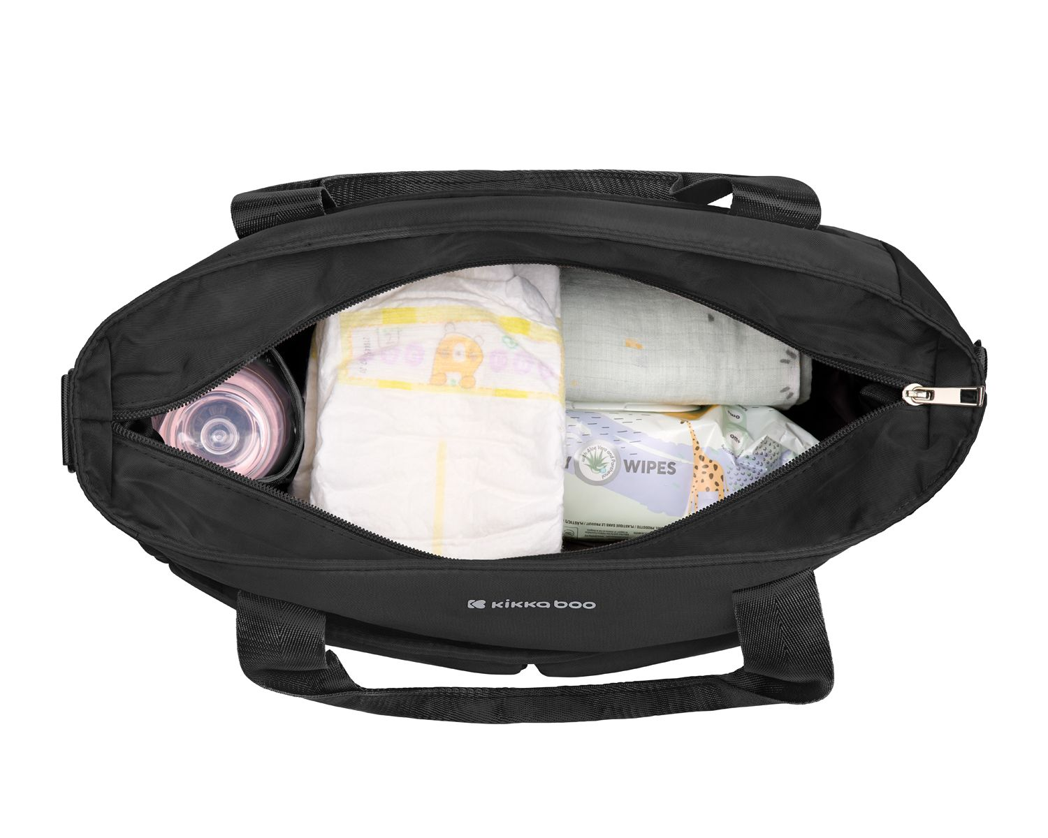 Eine offene schwarze Wickeltasche mit Windeln, Feuchttüchern und einer Babyflasche im Inneren.