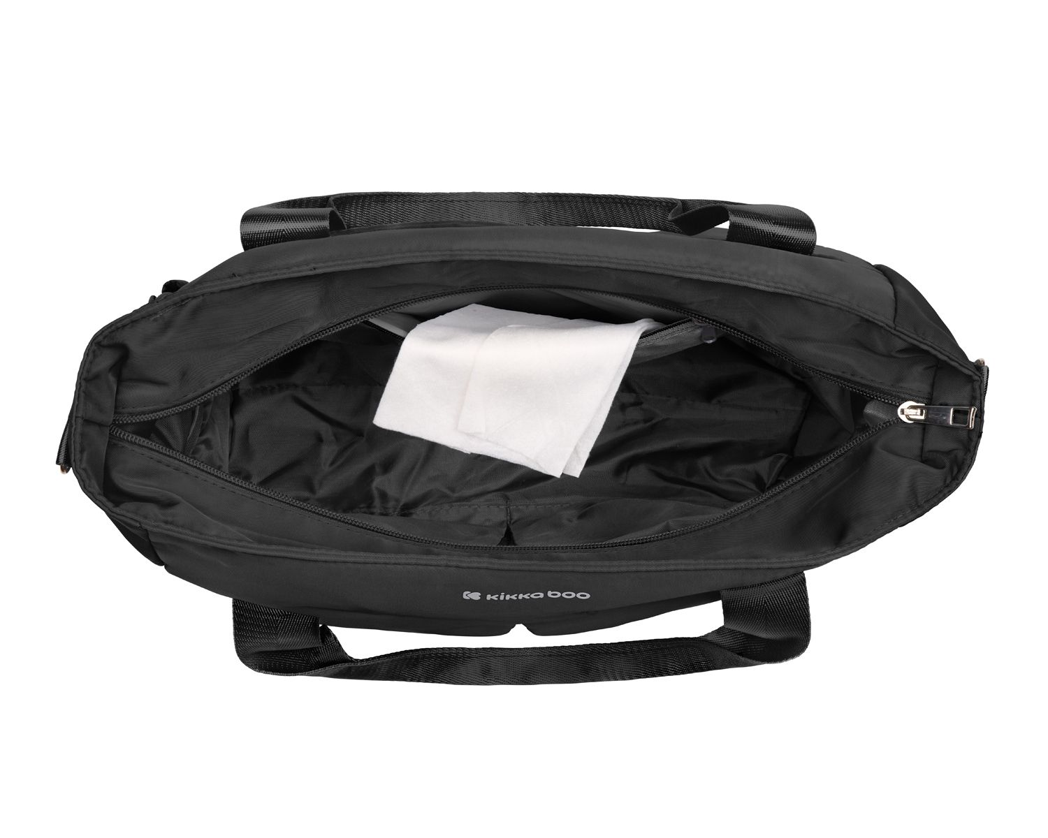 Eine offene schwarze Tasche mit schwarzen Henkeln und weißen Tüchern auf weißem Hintergrund.