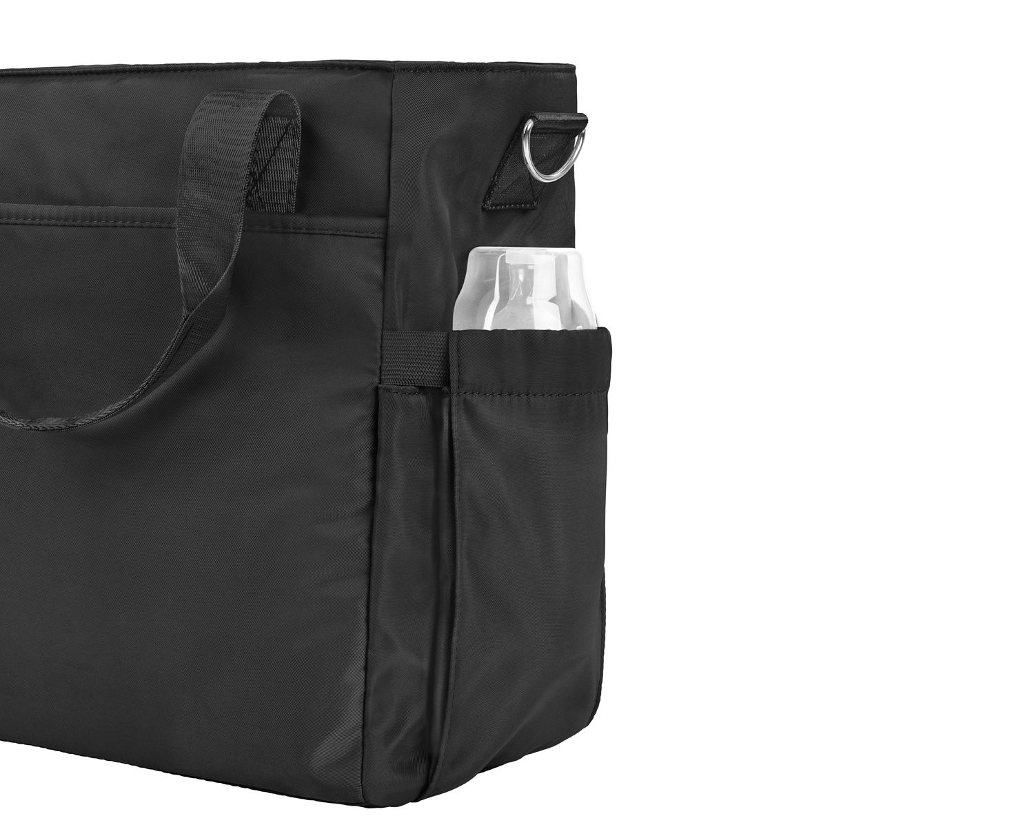 Schwarze Nylontasche mit Seitentasche und einer darin steckenden Flasche vor weißem Hintergrund.