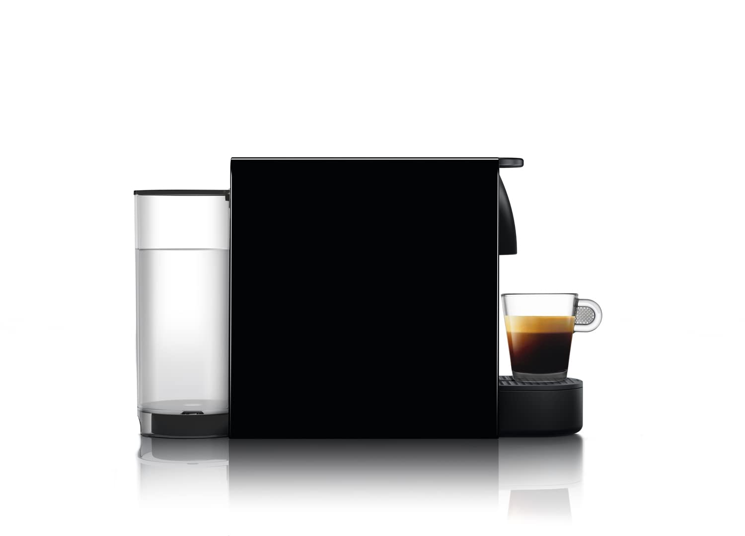 Eine schwarze Kaffeemaschine mit einem klaren Wassertank links und einer Kaffeetasse rechts auf weißem Hintergrund.