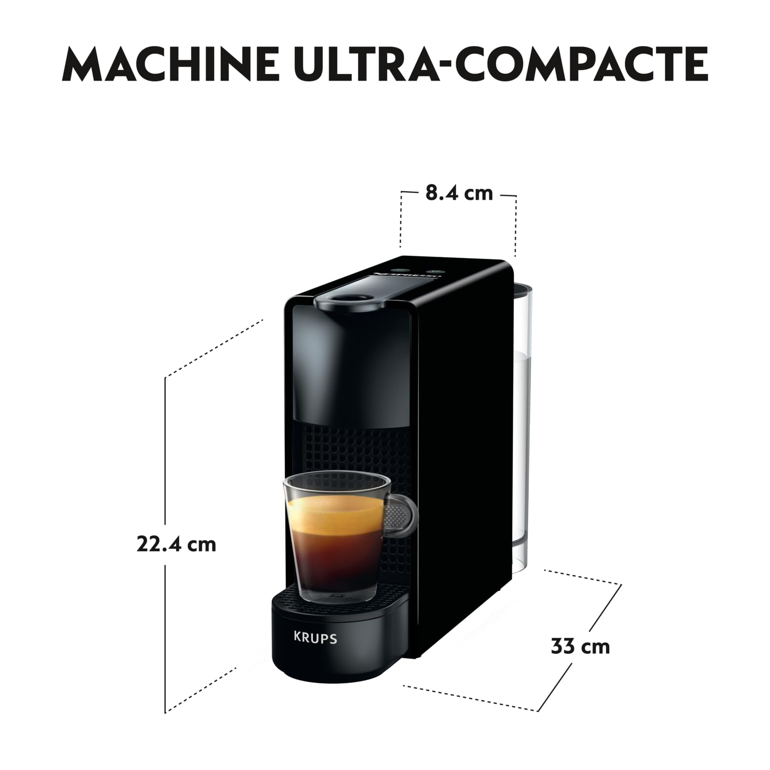 Kompakte schwarze Kaffeemaschine mit Maßen: 22,4 cm Höhe, 8,4 cm Breite und 33 cm Tiefe, inklusive Espressotasse.
