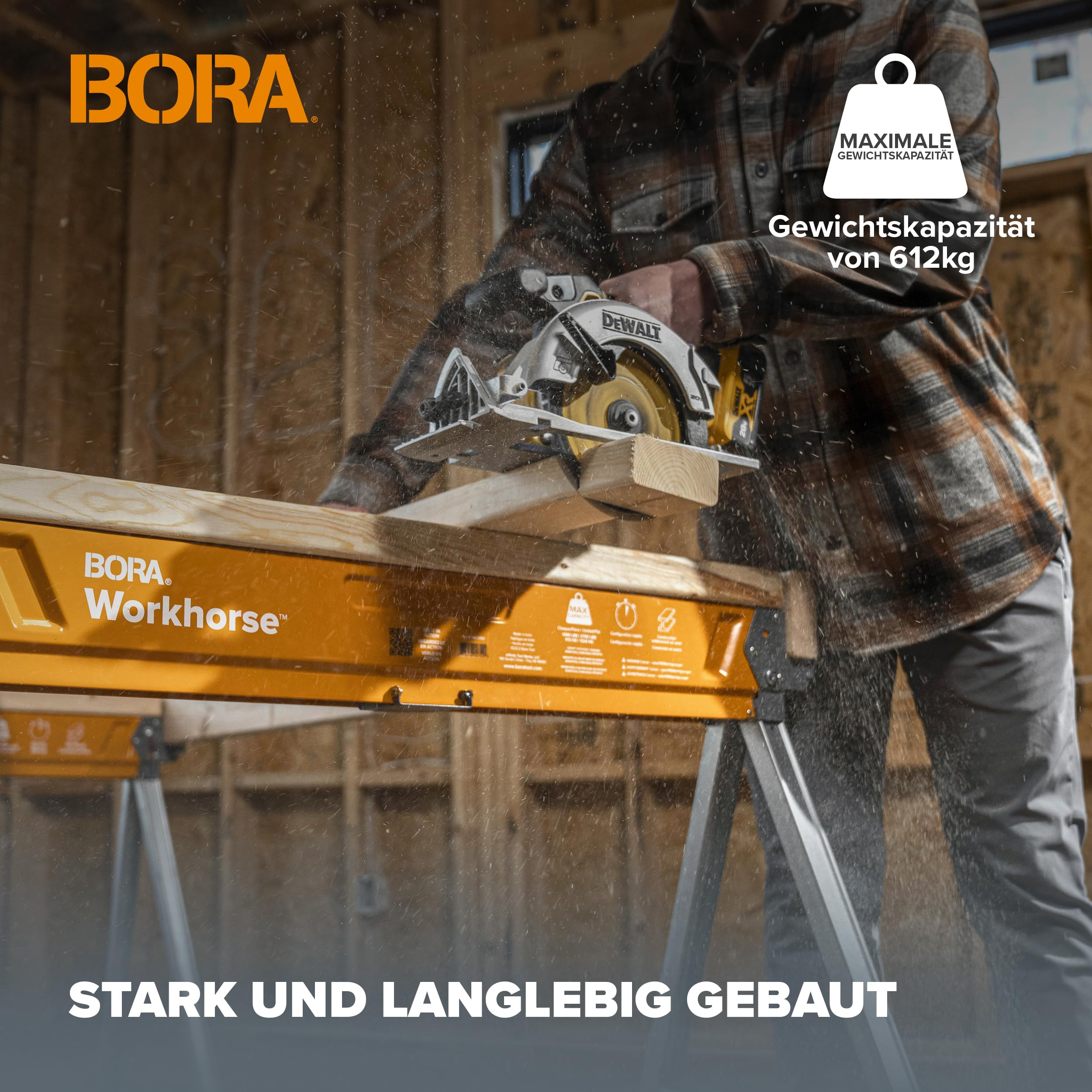 Eine Person sägt ein Holzbrett mit einer Kreissäge auf einem orangefarbenen BORA-Bock.