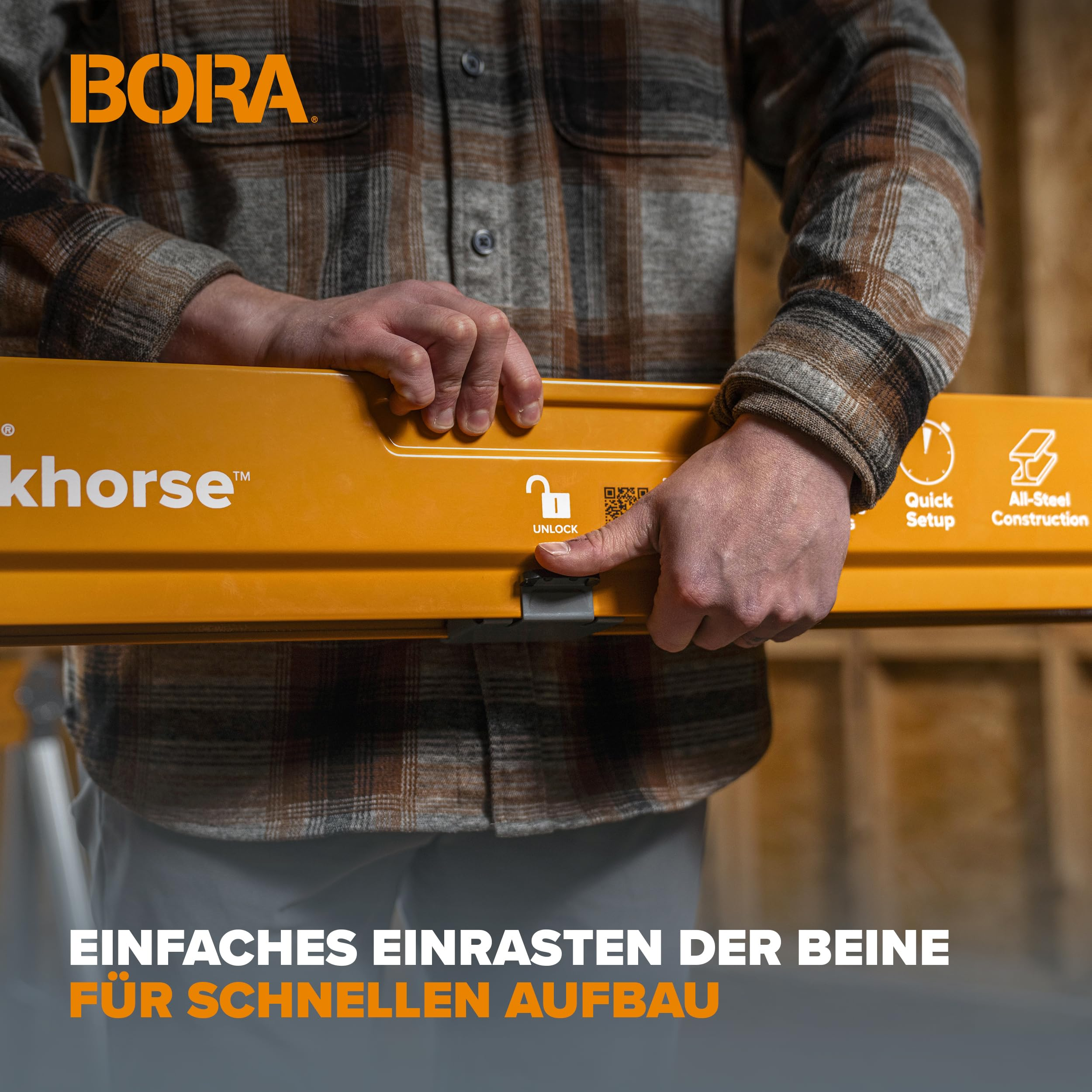 Eine Person im Karohemd hält einen orangefarbenen Bora Sägebock und zeigt den Entriegelungsmechanismus.