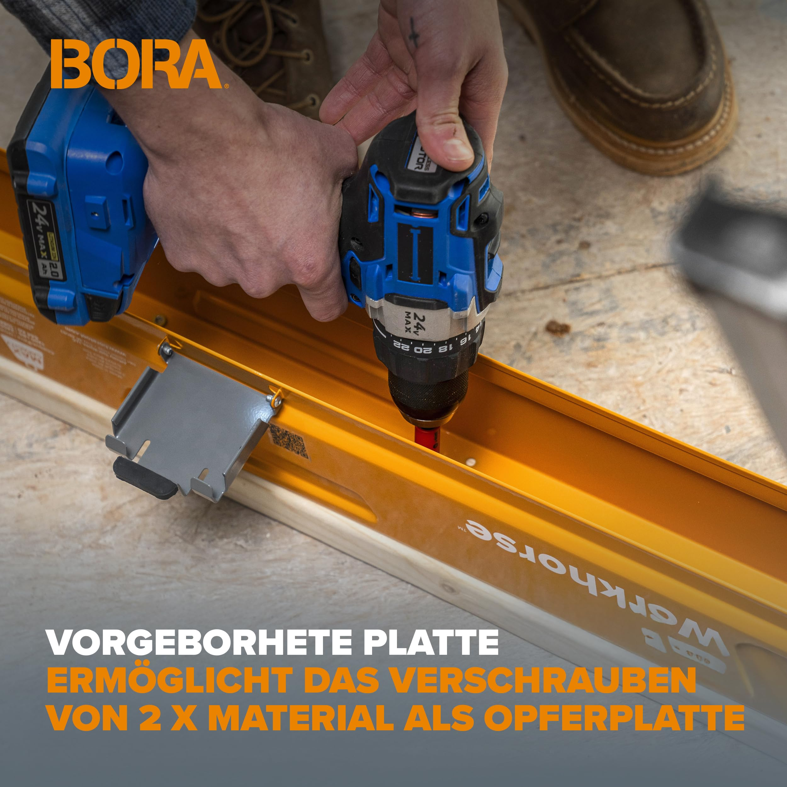 Ein Handwerker nutzt einen blauen Akkuschrauber, um in eine orangefarbene Arbeitsschiene zu bohren.