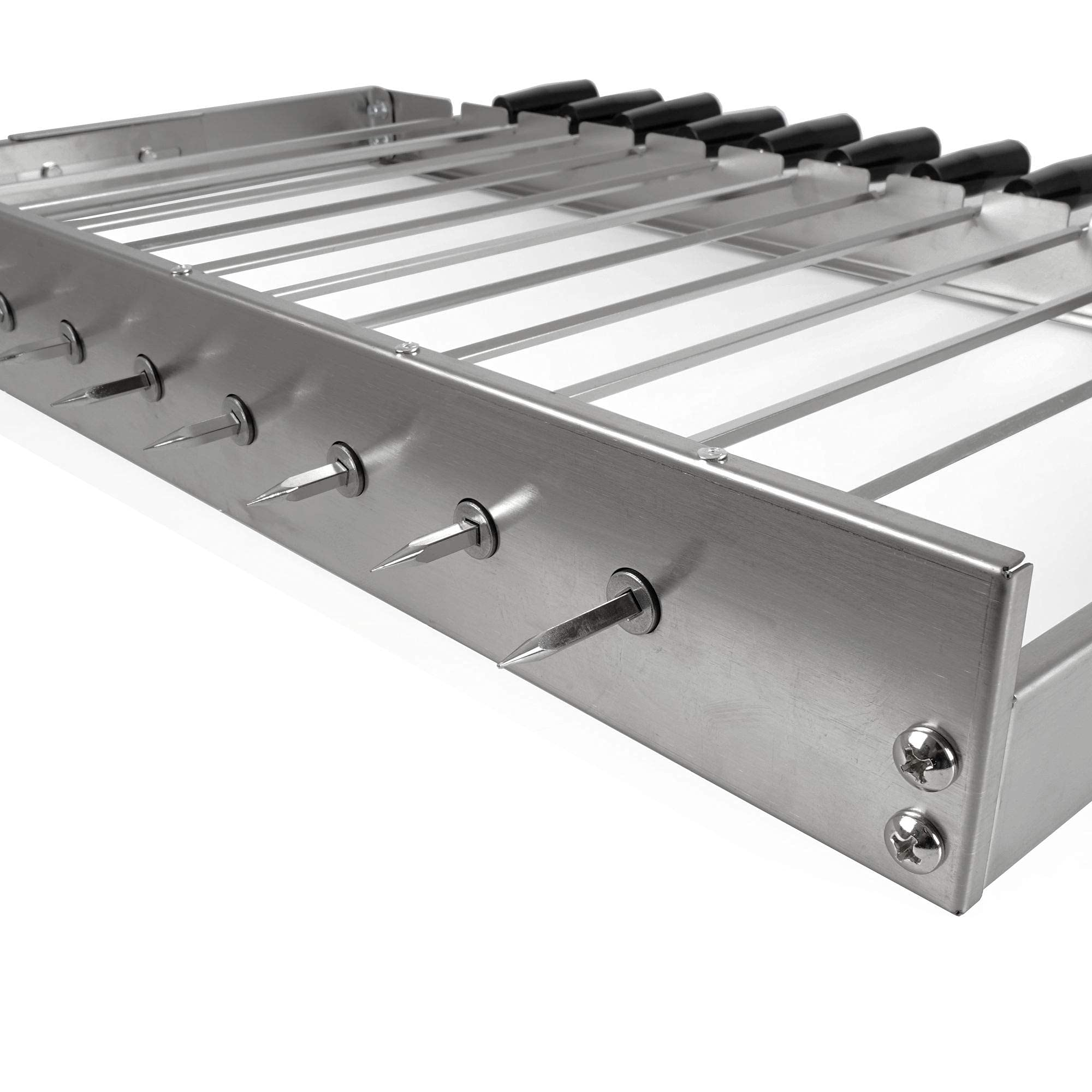Ein Edelstahl-Grillgestell mit mehreren Schaschlikspießen und schwarzen Griffen auf weißem Hintergrund.