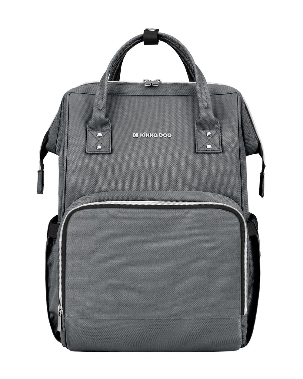 Ein grauer KikkaBoo-Wickelrucksack mit Fronttasche und oberen Griffen vor weißem Hintergrund.