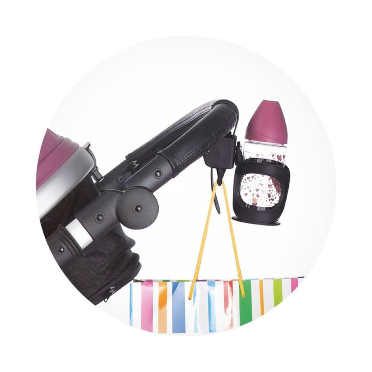 Ein Kinderwagenlenker mit Flaschenhalter und einer bunten Papiertüte.