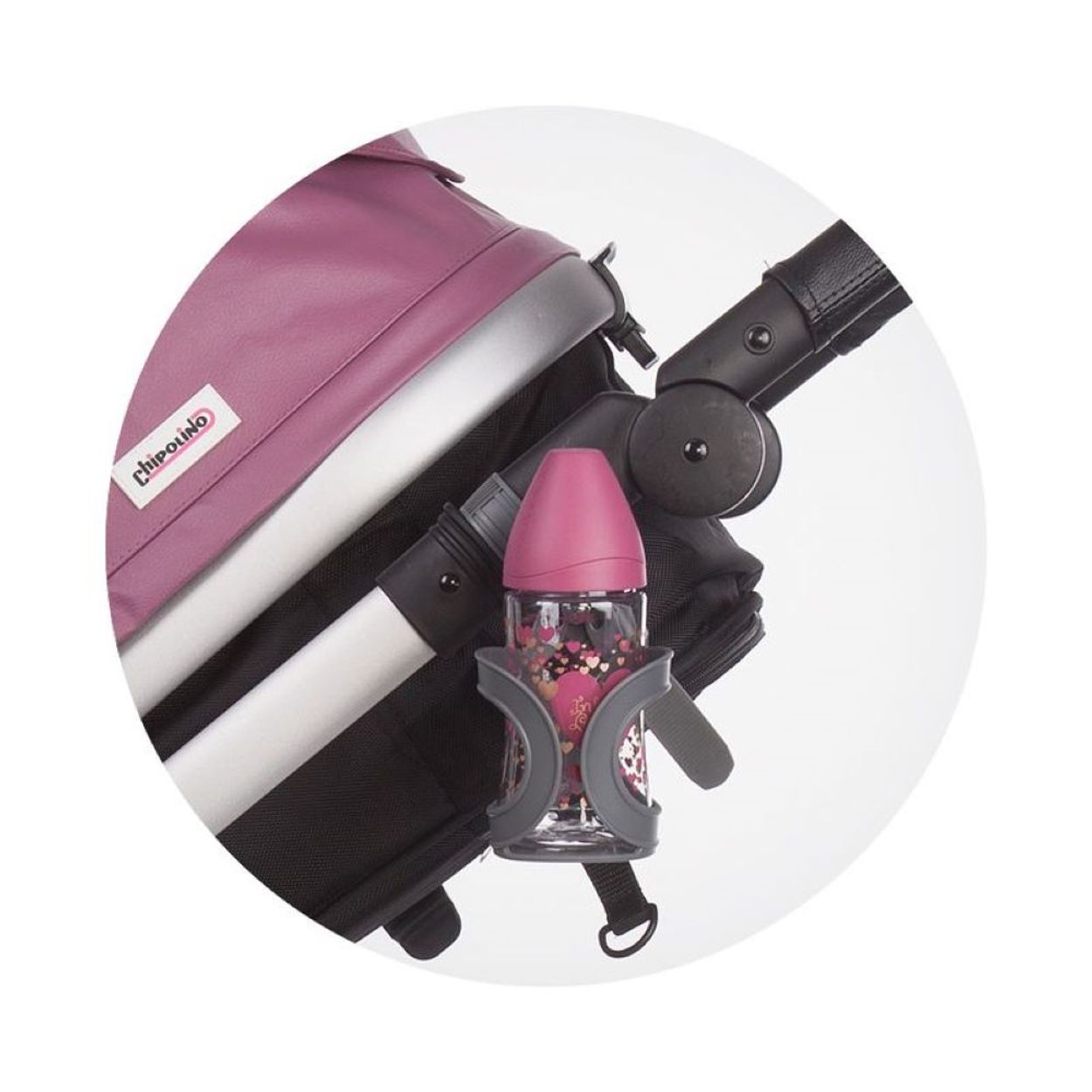 Rosa-schwarzer Kinderwagen mit integriertem Getränkehalter und bunter Babyflasche.
