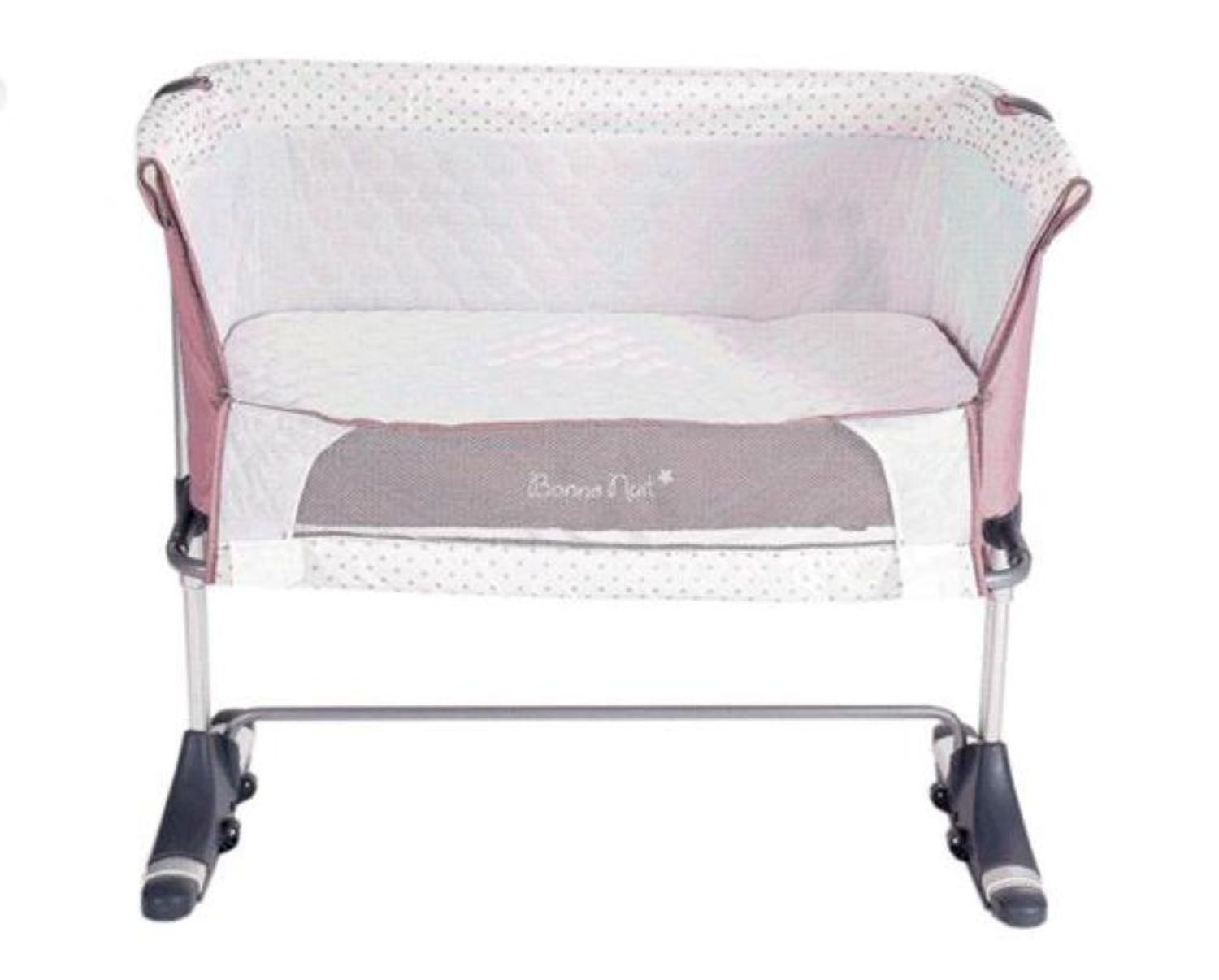 Ein rosa-graues Babystubenbett auf Metallbeinen mit Rollen auf weißem Hintergrund.