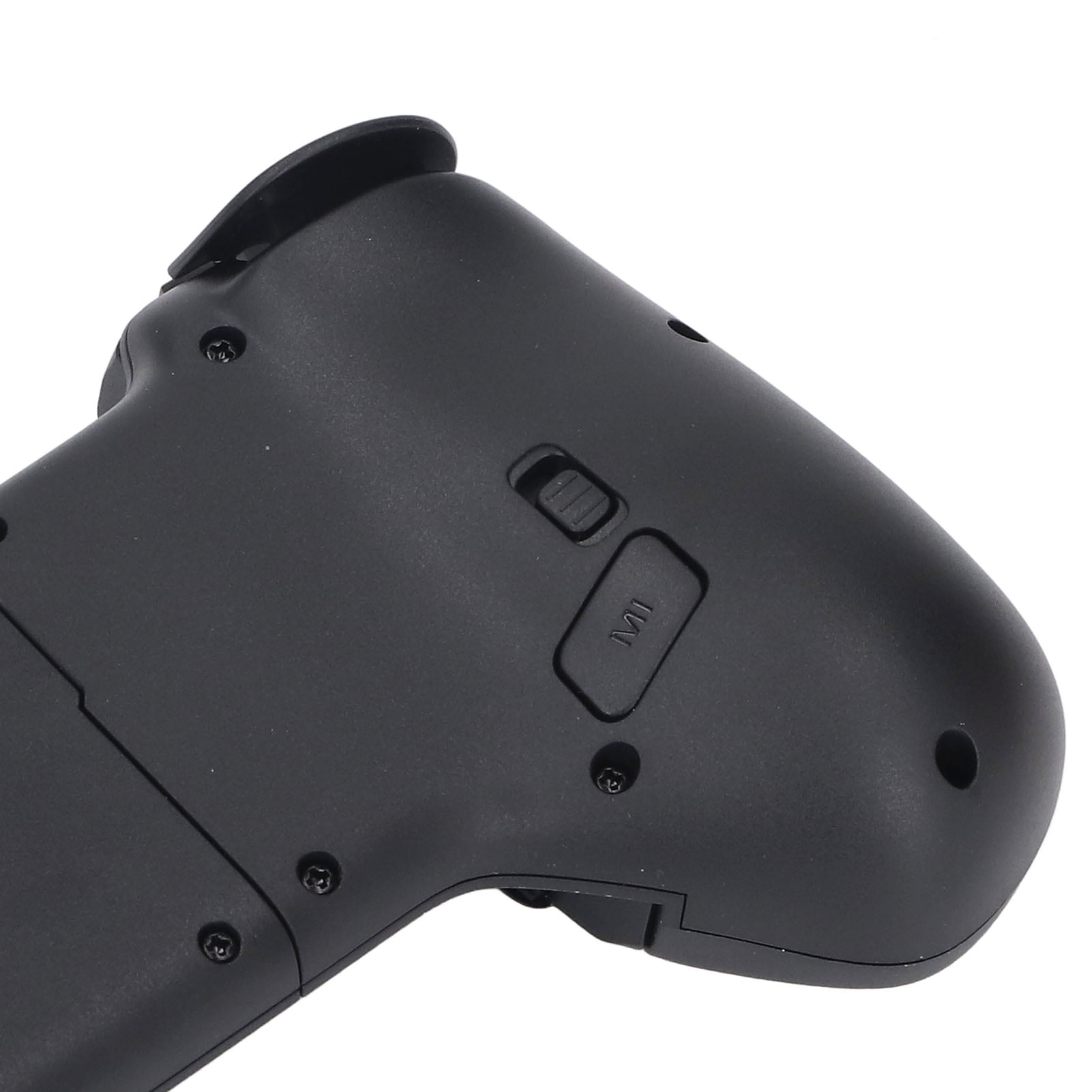Rückseite eines schwarzen Controllers mit einem Schalter, Tasten und Schrauben.