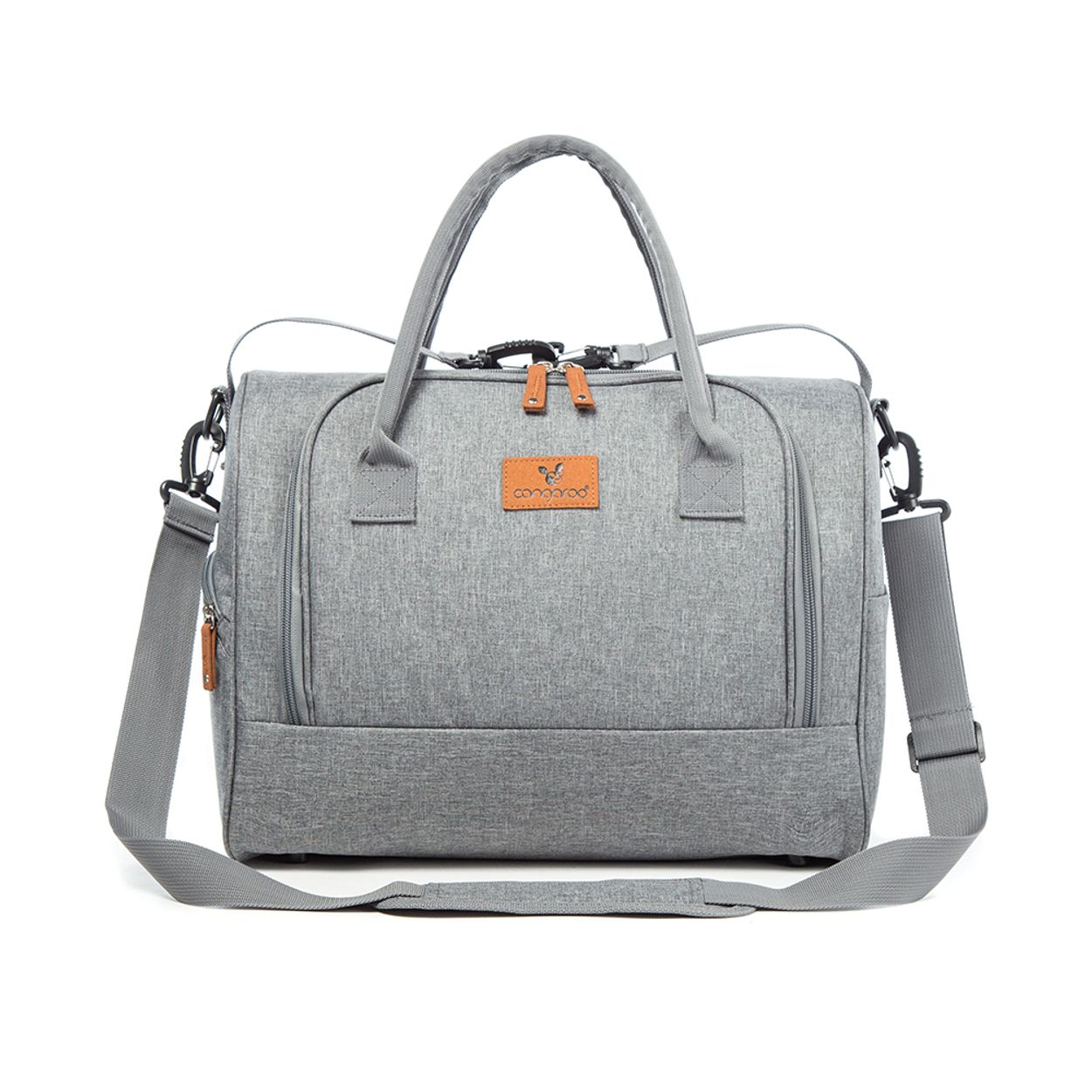 Eine graue Wickeltasche aus Stoff mit Tragegriffen, Schultergurt und braunem Leder-Logopatch vor weißem Hintergrund.