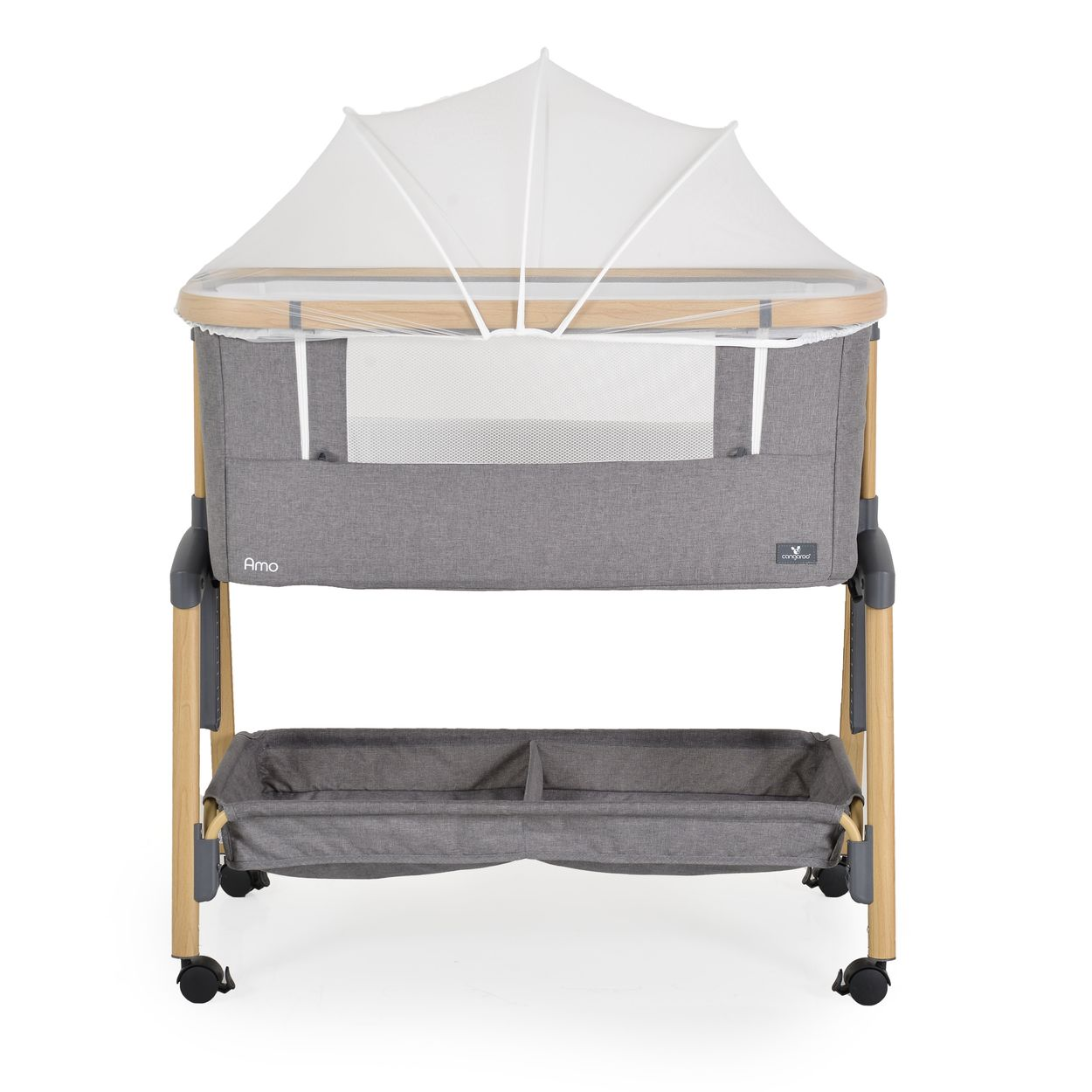 Graues Babybett mit Holzbeinen, Netzverdeck und Ablagekorb.