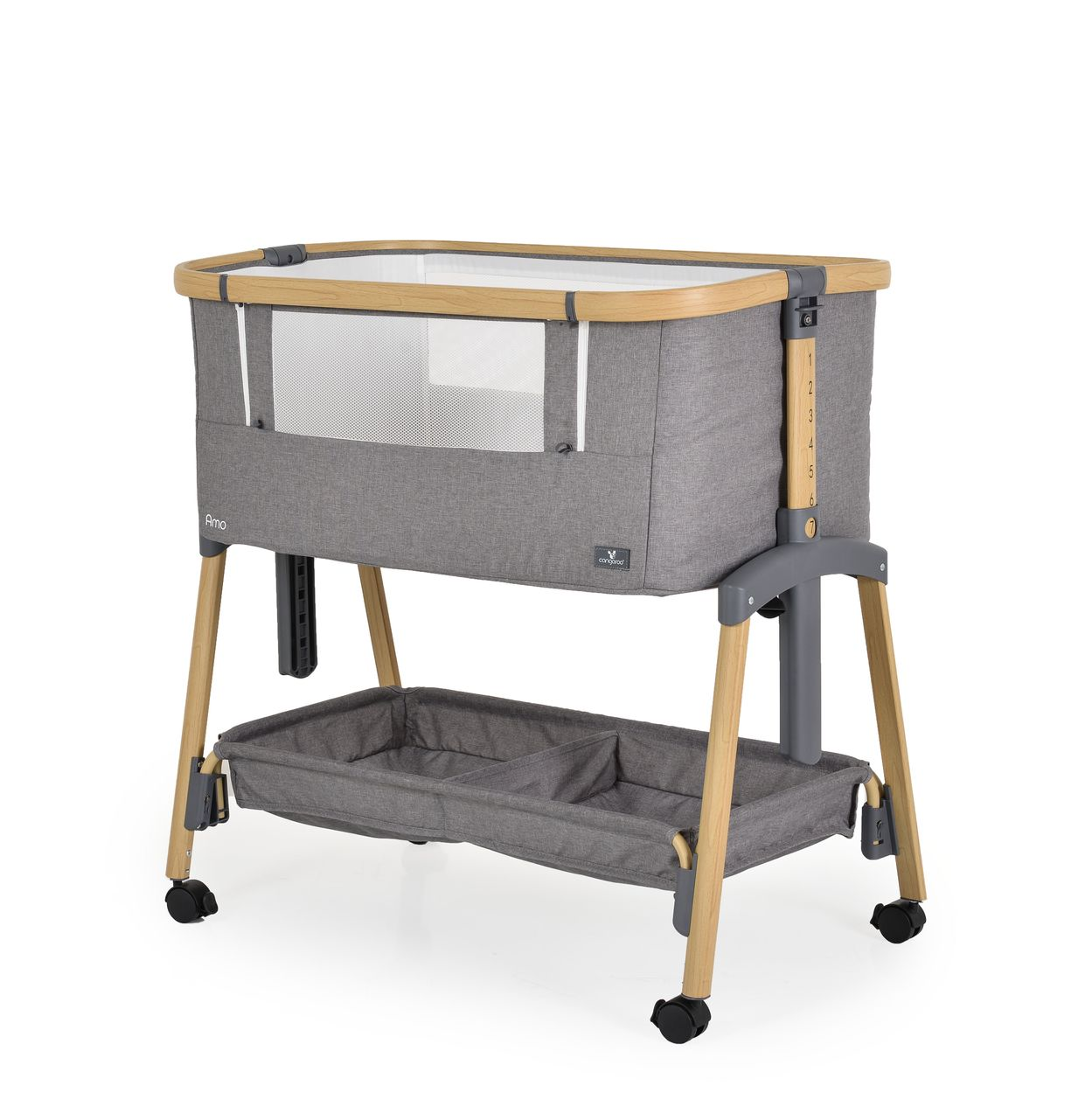 Graues Babybett mit Holzbeinen, Mesh-Fenster und unterem Ablagekorb auf Rollen vor weißem Hintergrund.