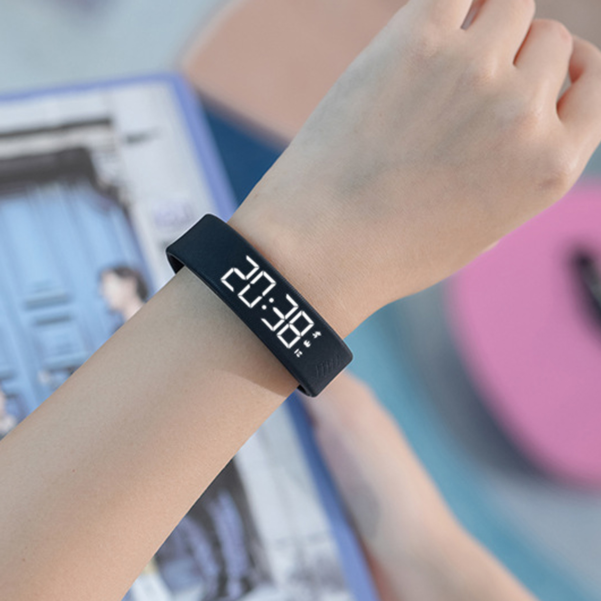 Ein Handgelenk mit einem schwarzen Fitnessarmband, das die Uhrzeit 20:38 anzeigt.