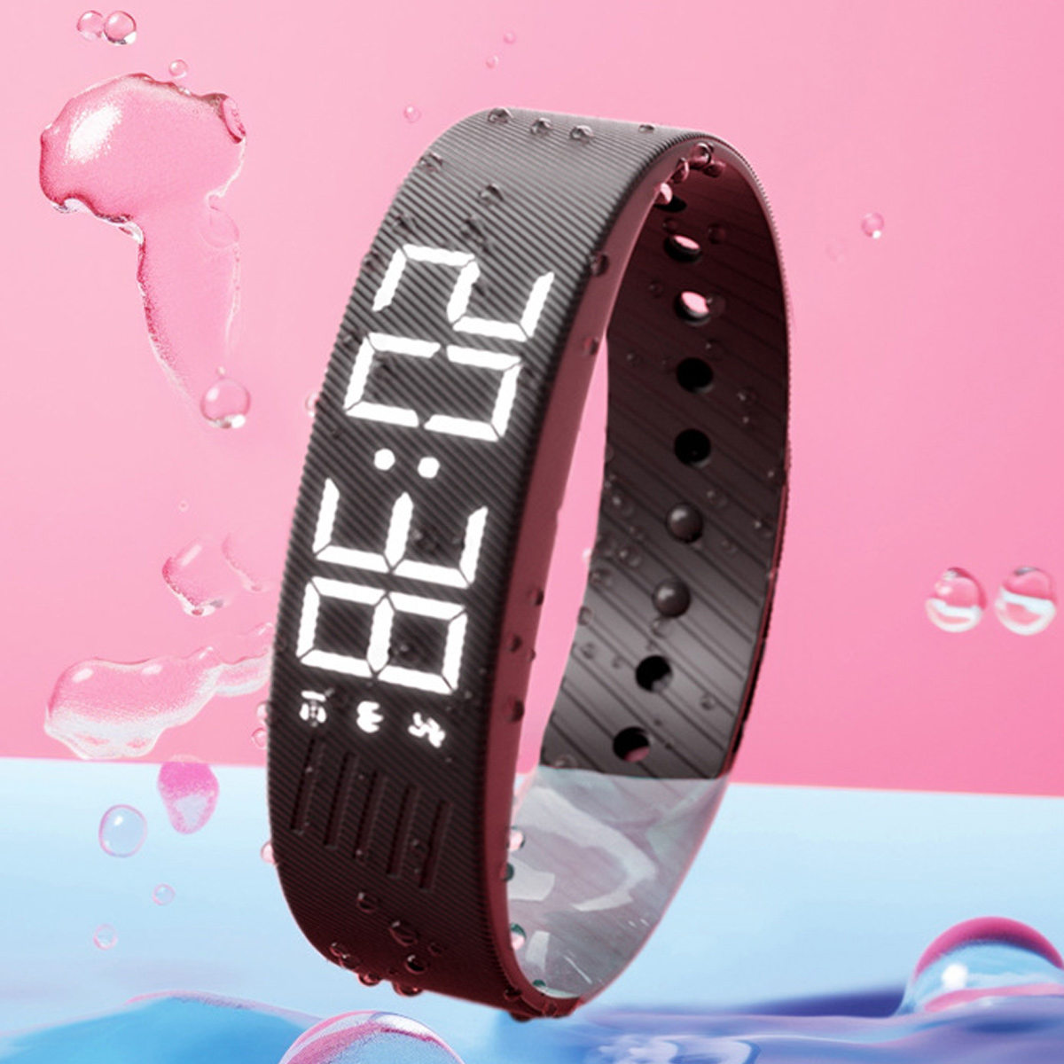 Ein schwarzes Fitnessarmband mit digitaler Zeitanzeige, umgeben von Wassertropfen vor rosa und blauem Hintergrund.