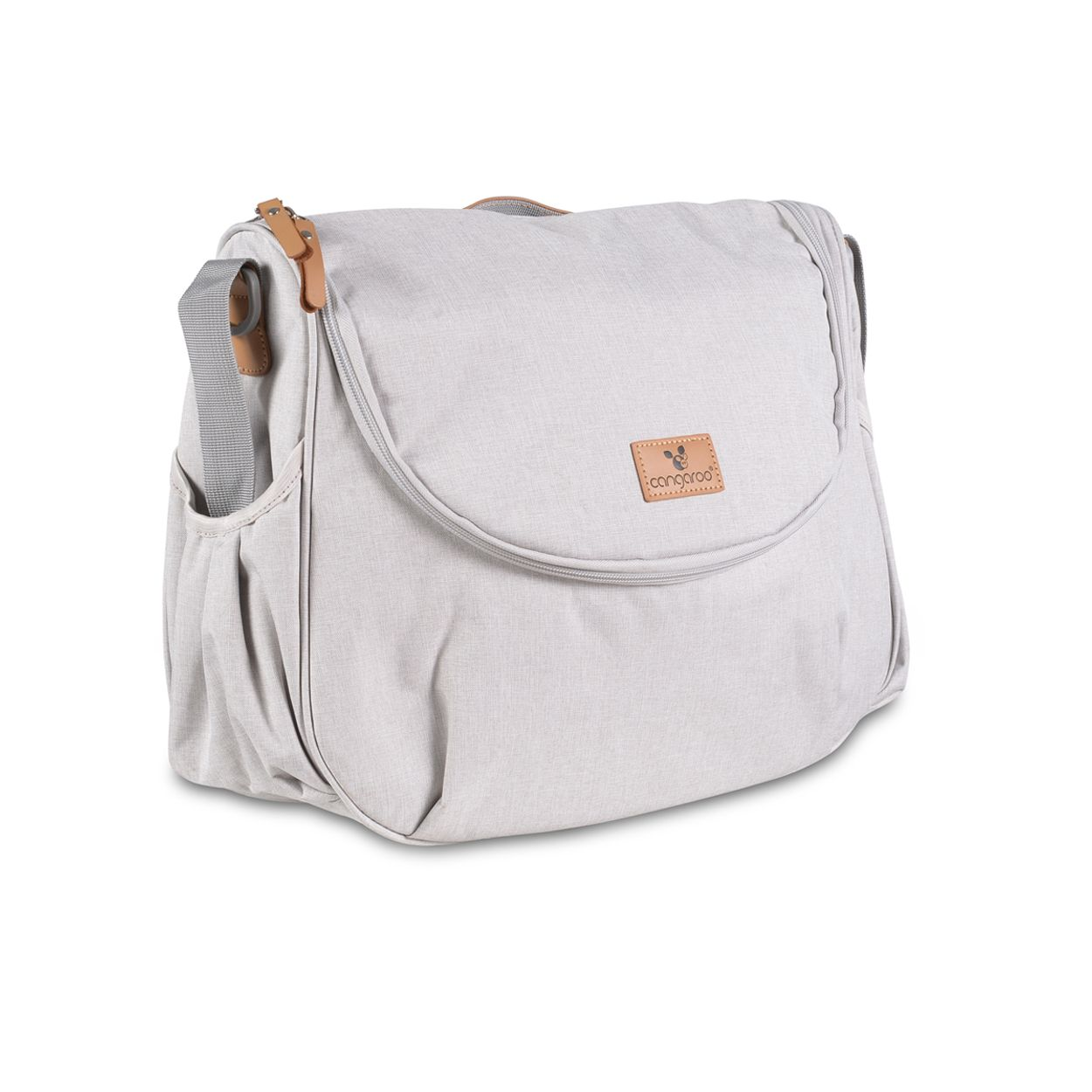 Eine graue Wickeltasche mit braunen Lederakzenten und einer kleinen Logo-Plakette auf einer weißen Oberfläche.
