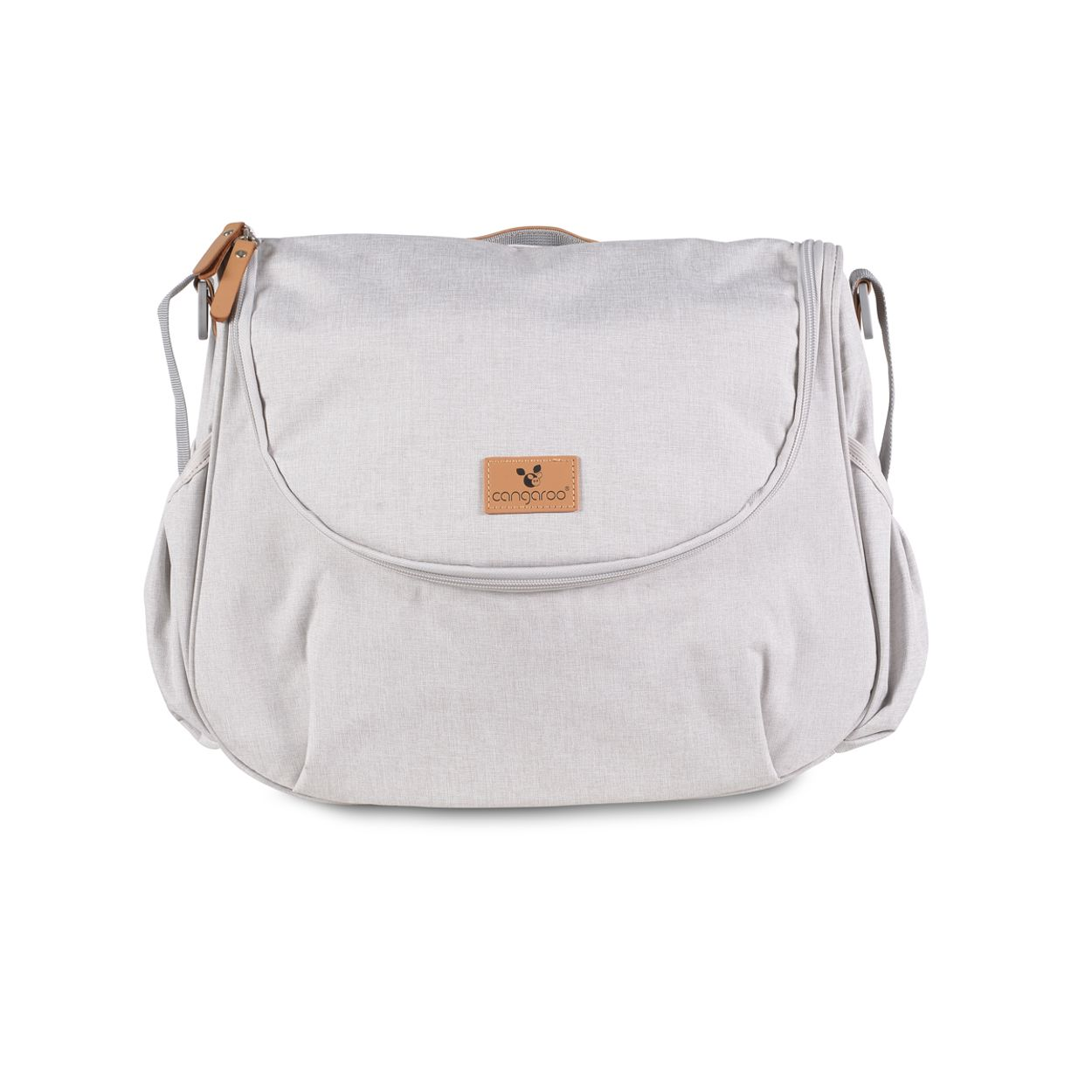 Eine graue Wickeltasche mit braunem Logo und Reißverschlüssen auf weißem Hintergrund.