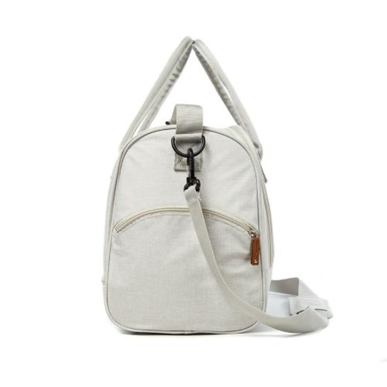 Eine graue Canvas-Reisetasche mit Griffen und Schultergurt auf weißem Hintergrund.