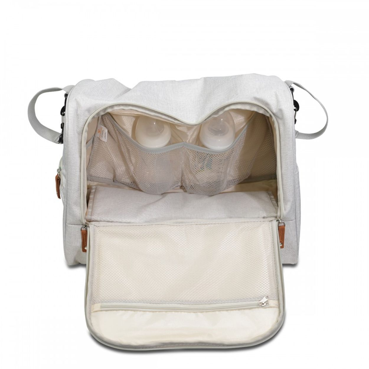 Offene graue Wickeltasche mit Innenfächern, zwei Babyfläschchen und einer Faltung unten.
