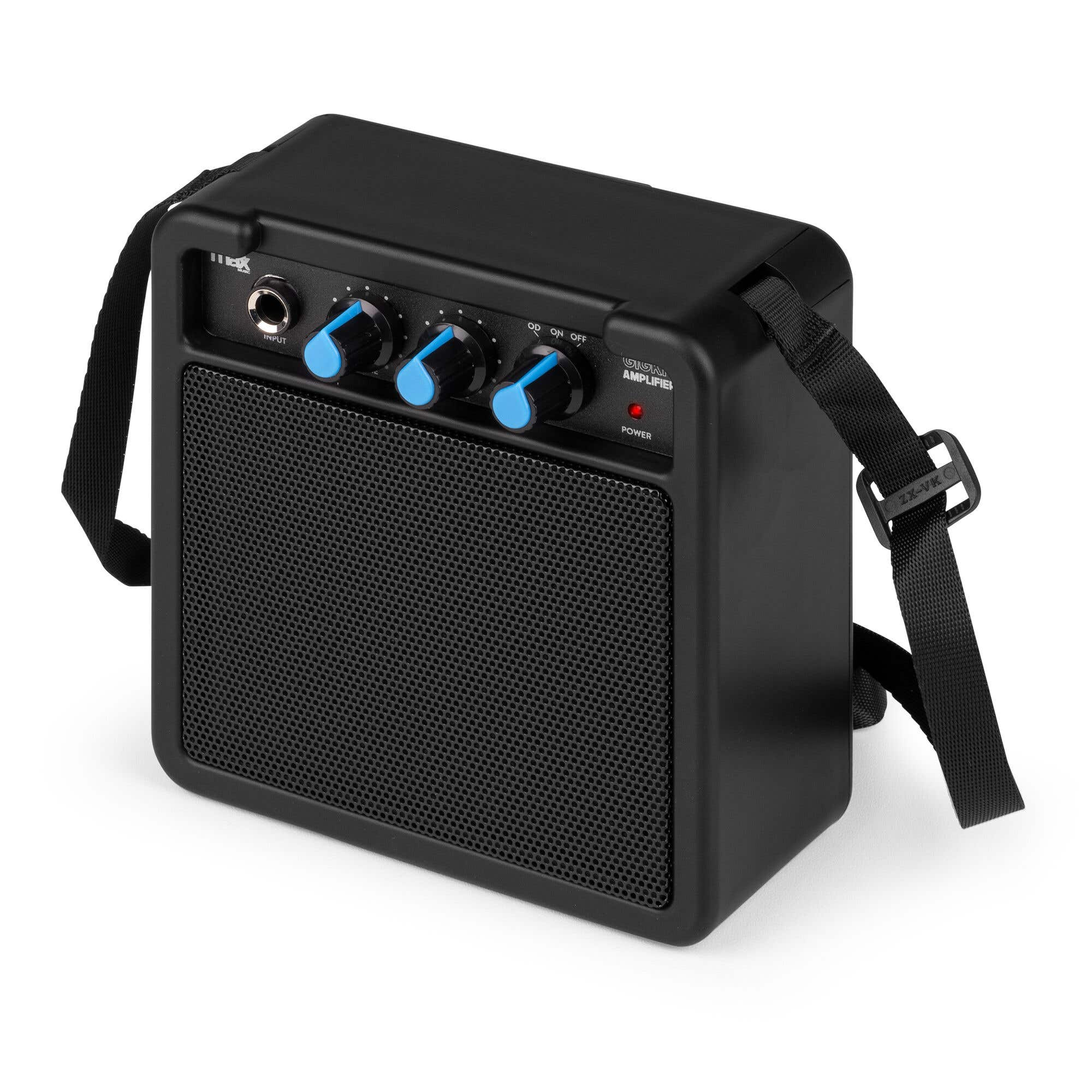 Un amplificador de guitarra portátil negro con perillas azules y correa, sobre un fondo blanco.