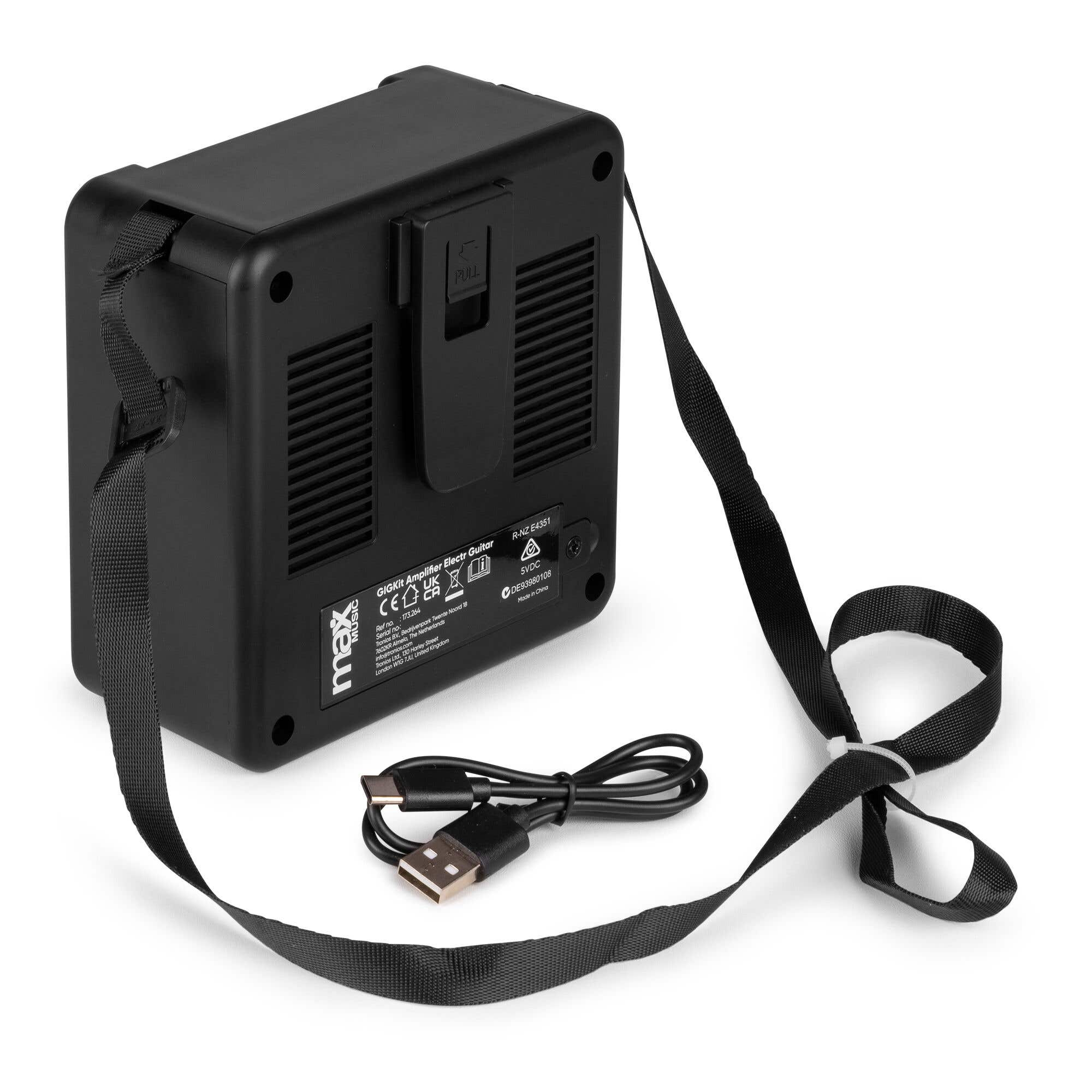 Parte trasera de un amplificador de guitarra negro con correa para el hombro y cable USB sobre fondo blanco.