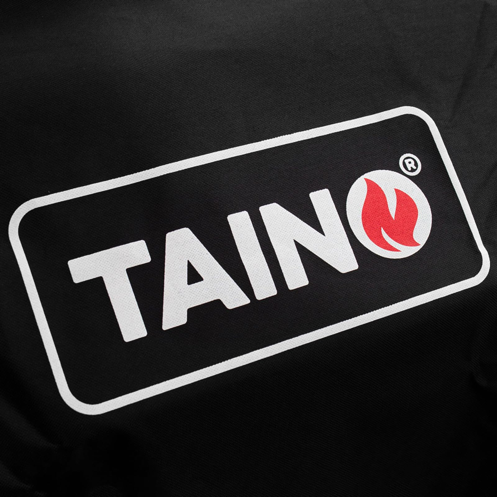 Das TAINO-Logo in Weiß und Rot auf schwarzem Textilhintergrund.
