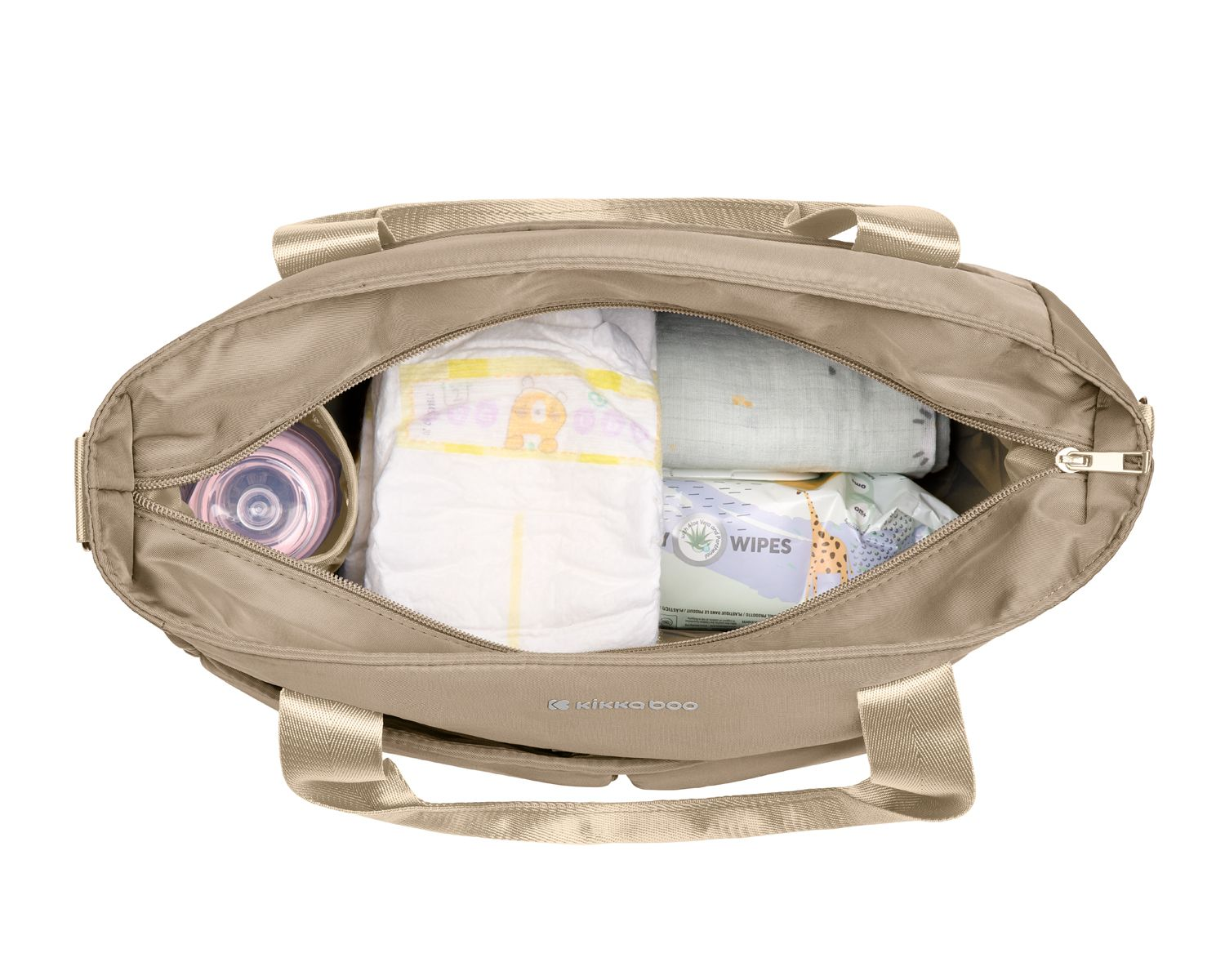 Eine offene, beigefarbene Wickeltasche mit Feuchttüchern, Windeln, einer Decke und einer Babyflasche.