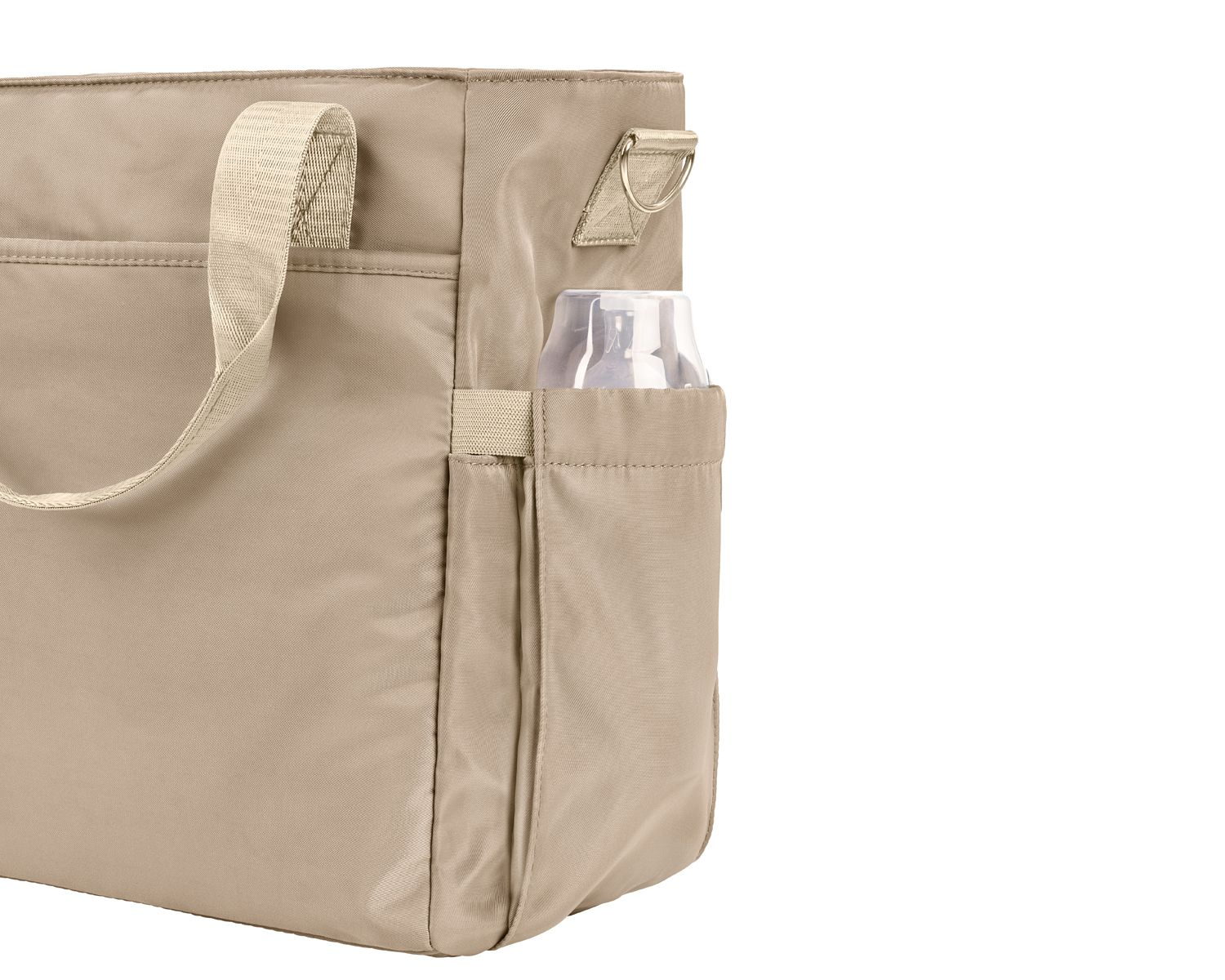Beigefarbene Wickeltasche mit Seitentasche, in der eine Babyflasche steckt.
