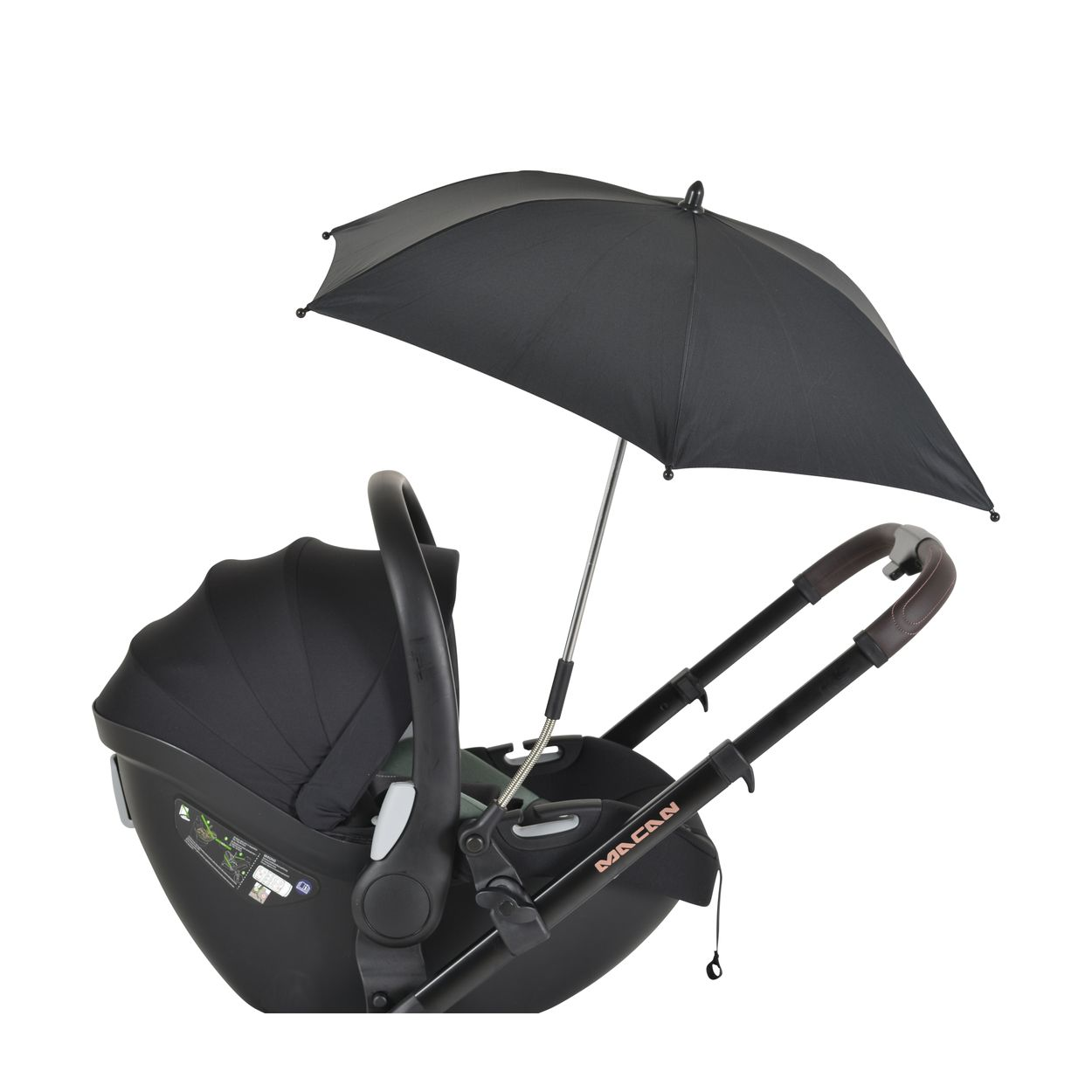Ein schwarzer Kinderautositz mit integriertem Sonnenschirm auf weißem Hintergrund.