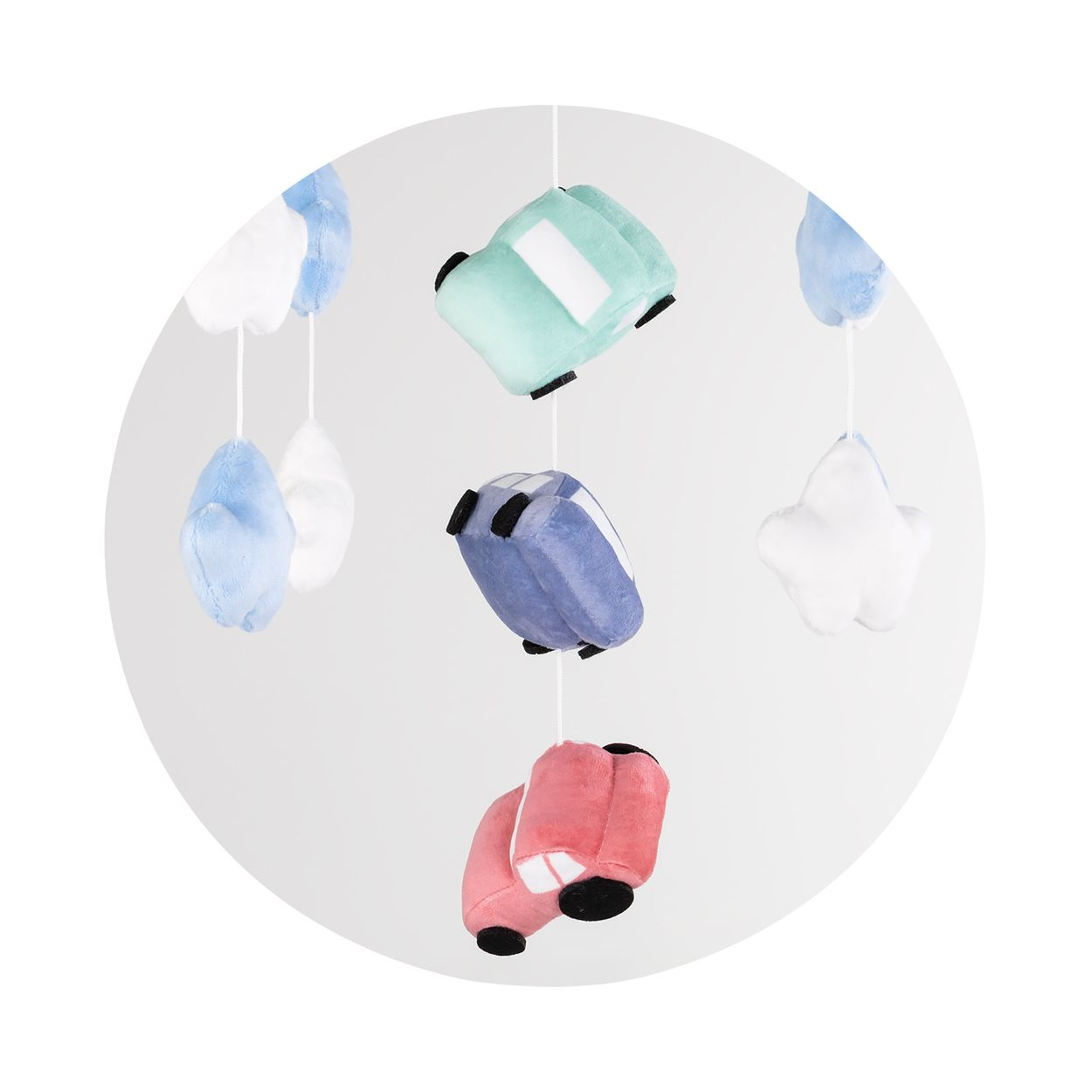 Ein Baby-Mobile mit Stoffautos und Wolken in Pastellfarben.
