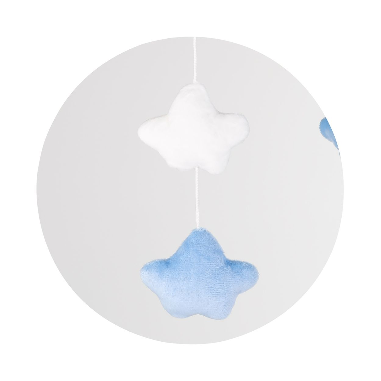 Ein weißer und ein blauer Plüschstern hängen an Fäden vor weißem Hintergrund.
