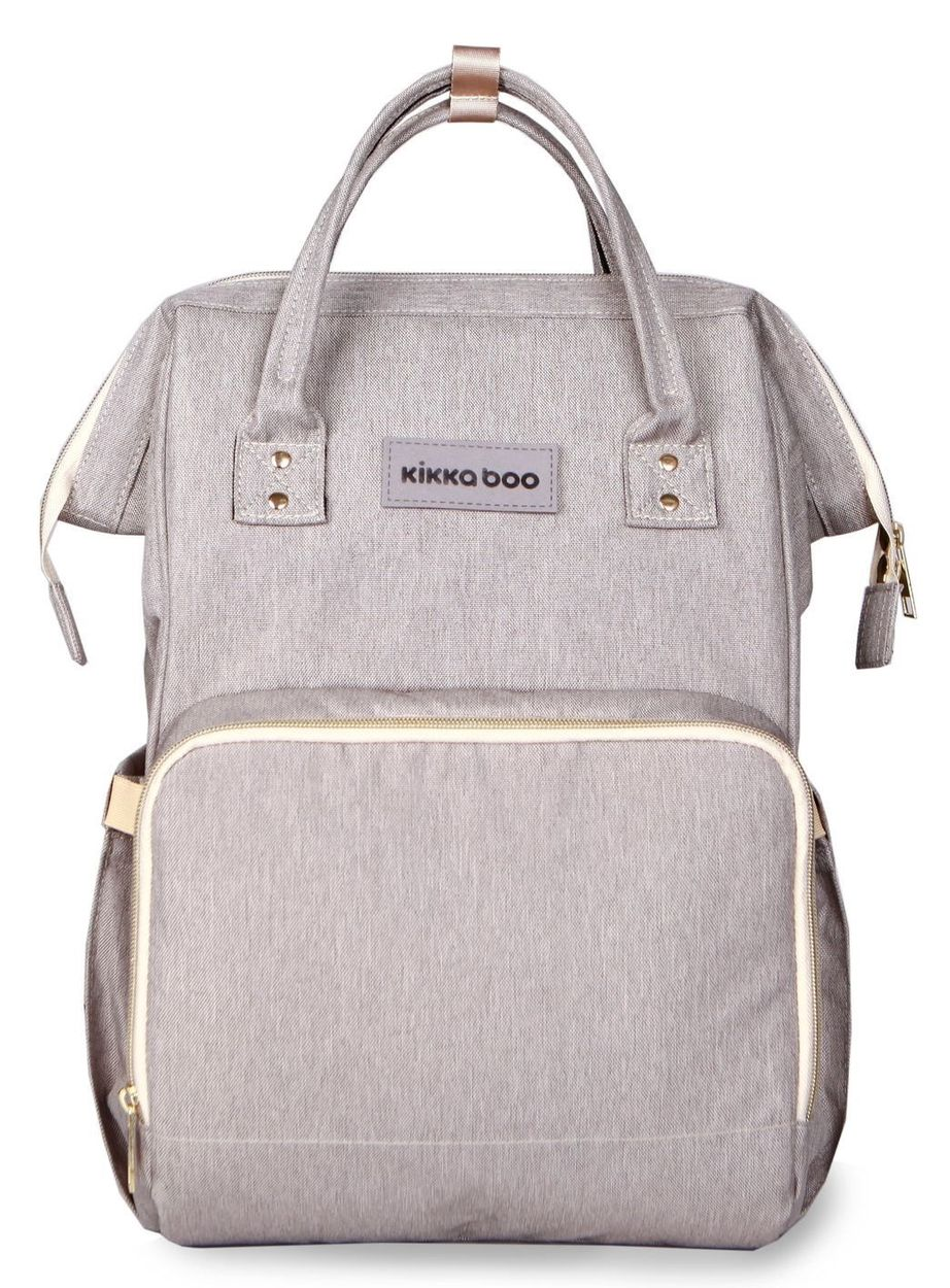 Ein grauer Wickelrucksack mit Reißverschlüssen, zwei Tragegriffen und einer Fronttasche auf weißem Hintergrund.