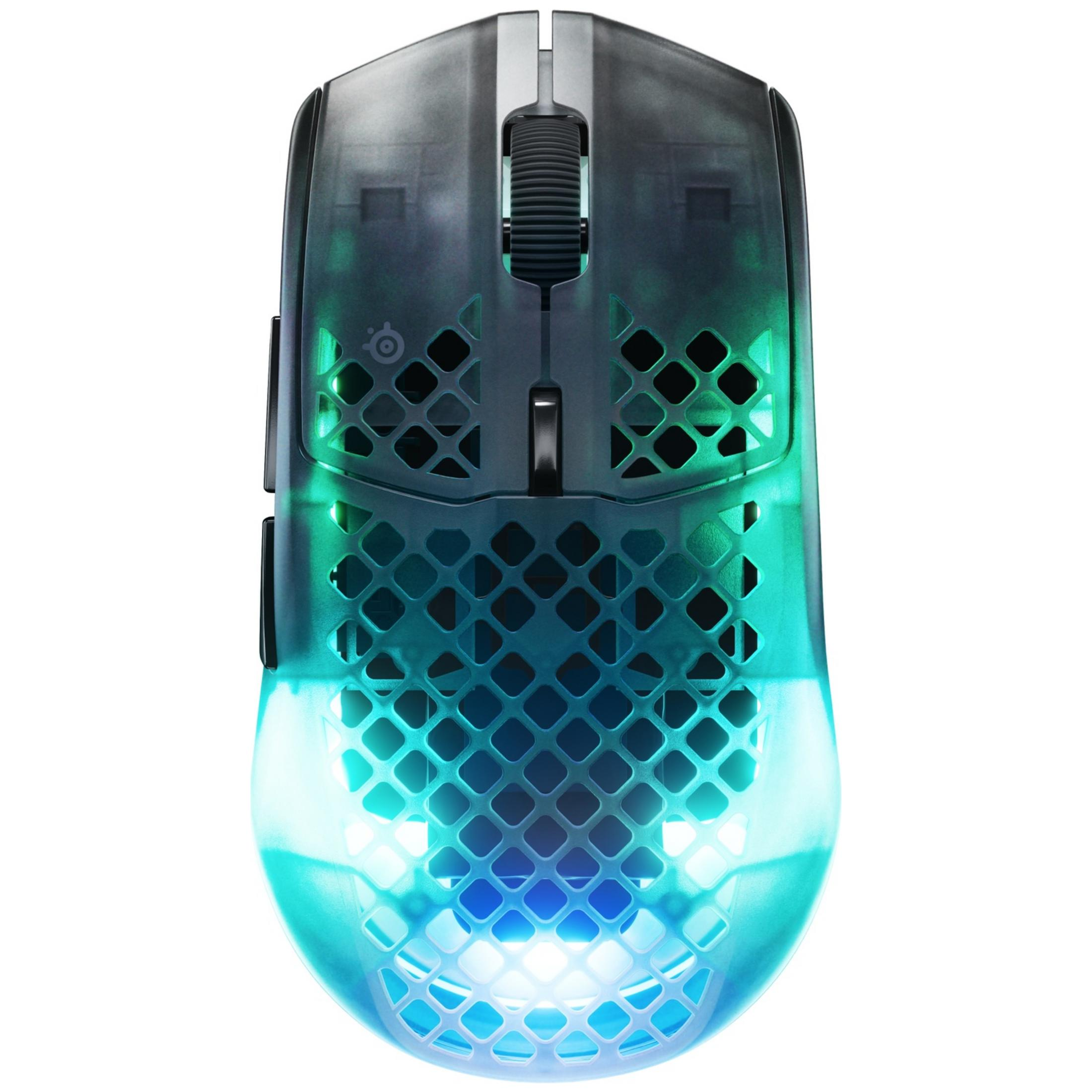 Eine schwarze Gaming-Maus mit Wabenmuster und leuchtend türkis-grüner LED-Beleuchtung auf weißem Hintergrund.
