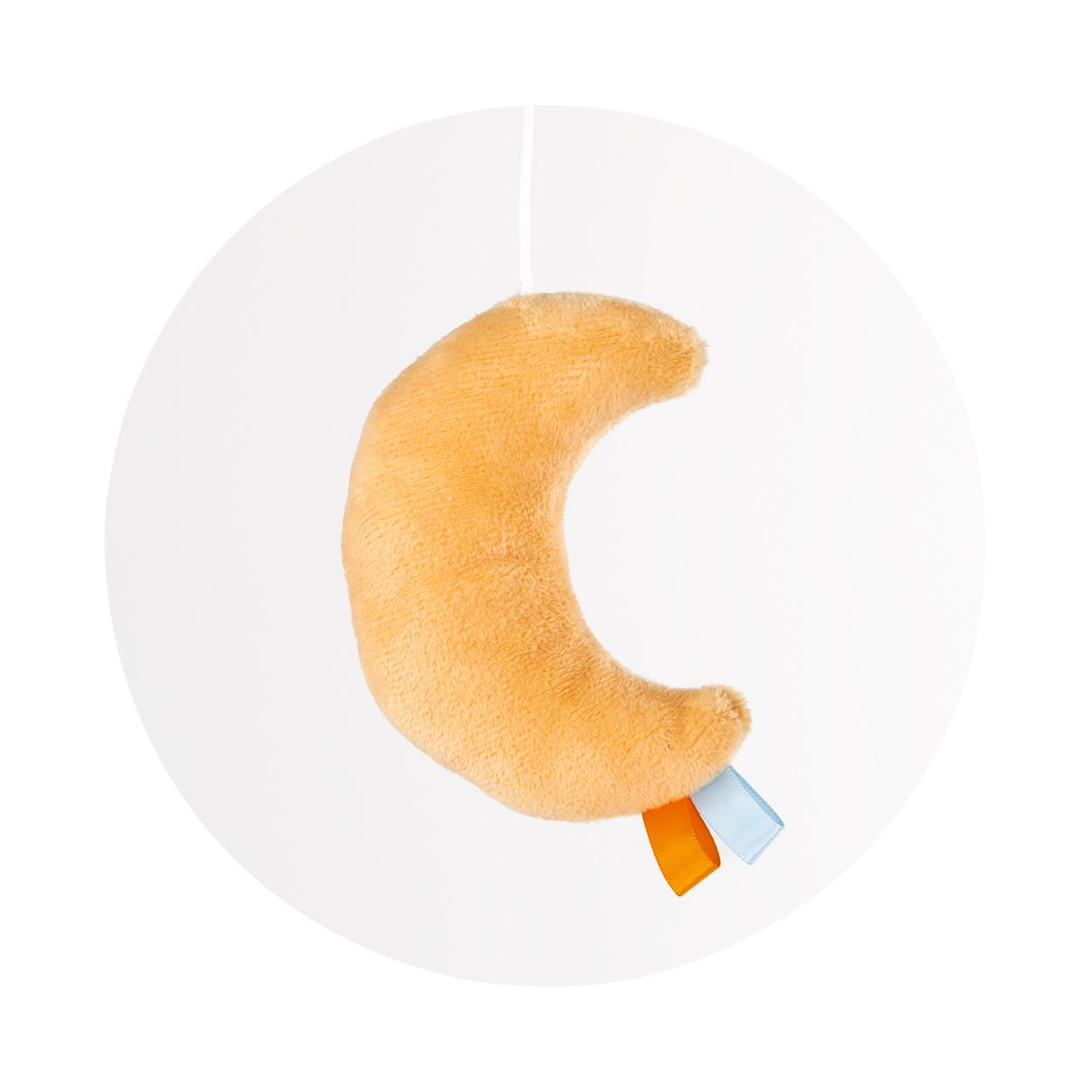 Ein weicher, gelber Plüschmond hängt an einer Schnur vor weißem Hintergrund mit bunten Schleifen.
