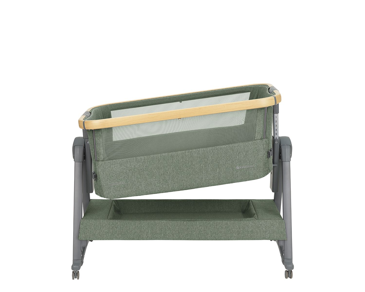 Ein grünes Babybett mit Holzrahmen, grauen Beinen und Ablagekorb auf weißem Grund.