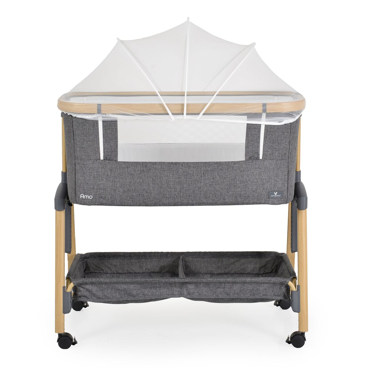 Graues Babybett mit Holzbeinen, Netzfenster und Moskitonetz.