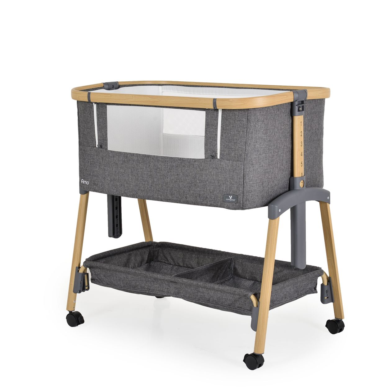 Graues Babybett mit Holzbeinen, Mesh-Fenster und Ablagekorb auf Rollen.