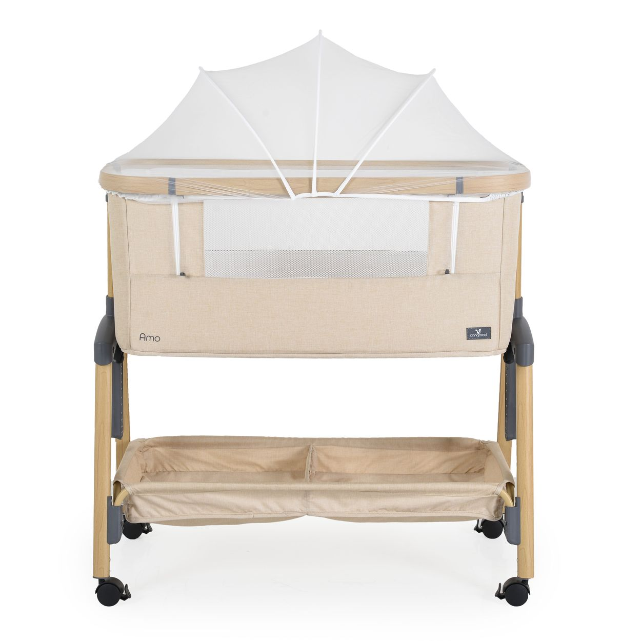 Beiges Babybett mit Holzbeinen, Ablage und weißem Moskitonetz auf weißem Hintergrund.