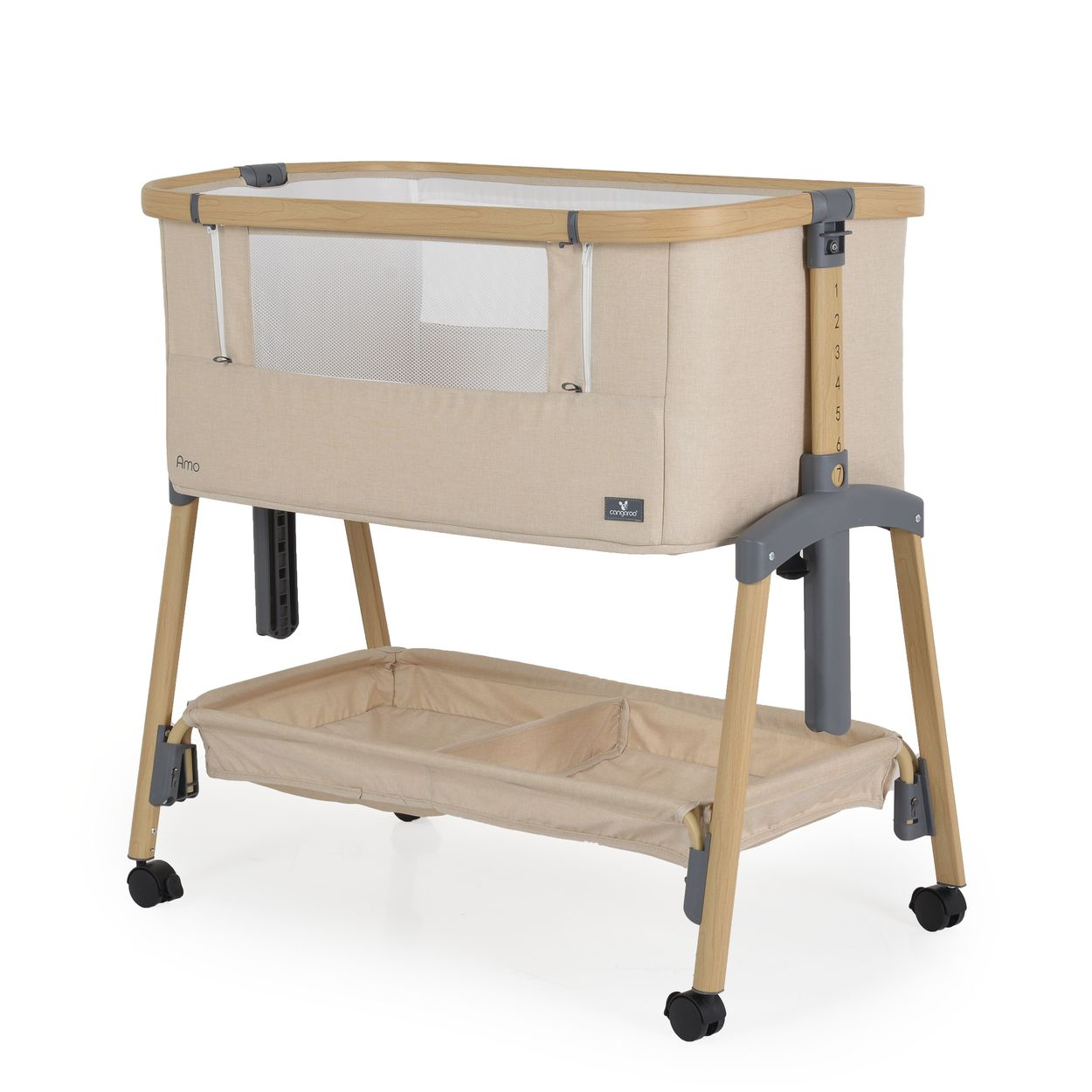 Beige Babywiege mit Holzbeinen, Netzseite, Höhenverstellung und Ablagekorb auf Rollen.