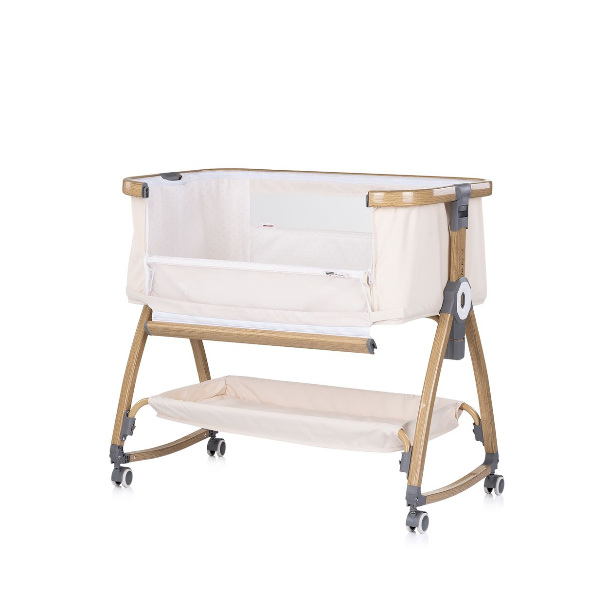 Beige Babywiege mit Holzoptik, Mesh-Fenster und praktischer unterer Ablage auf Rollen.