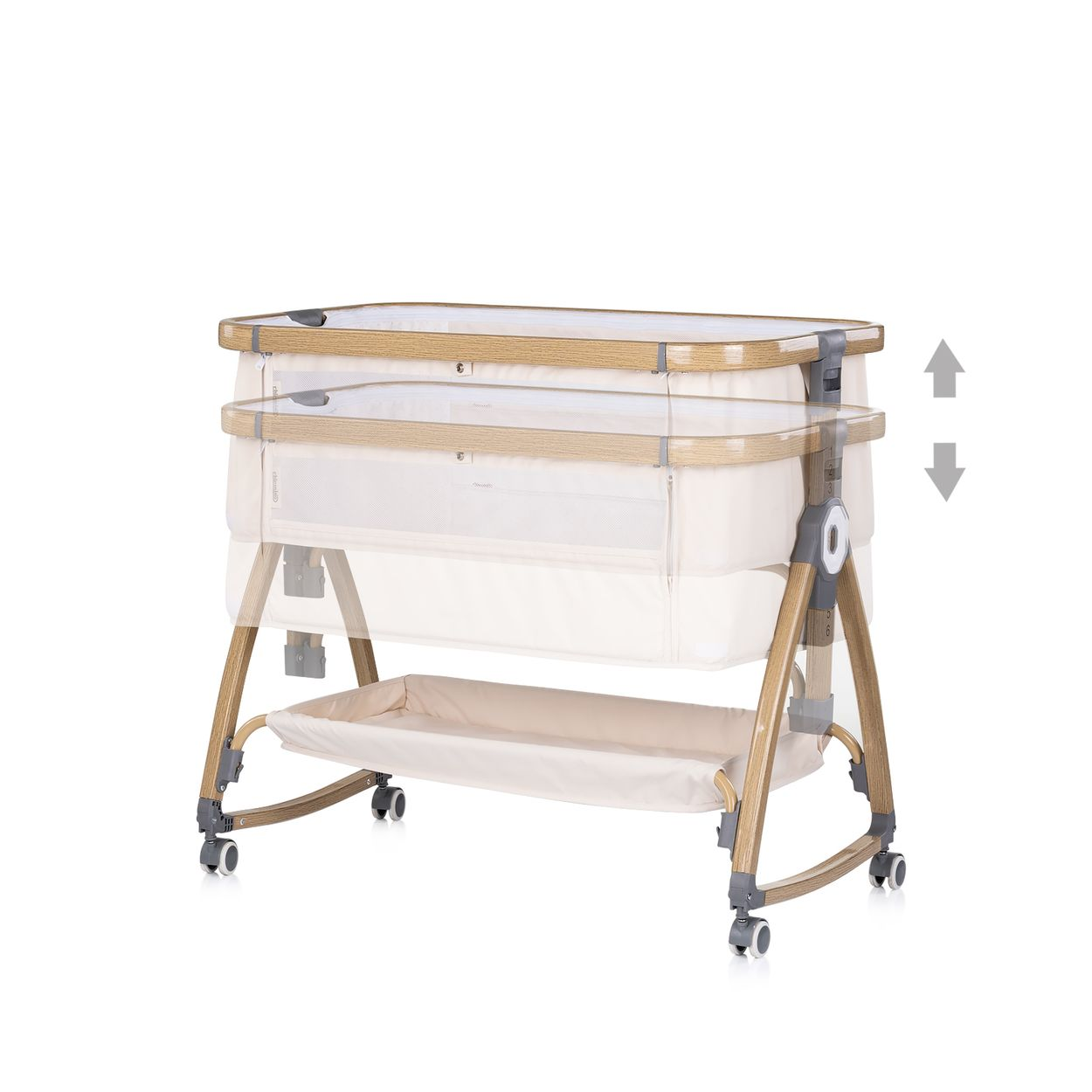 Ein beiges Babybett mit Holzrahmen und Rädern zeigt Höhenverstellmöglichkeiten mit Pfeilen.