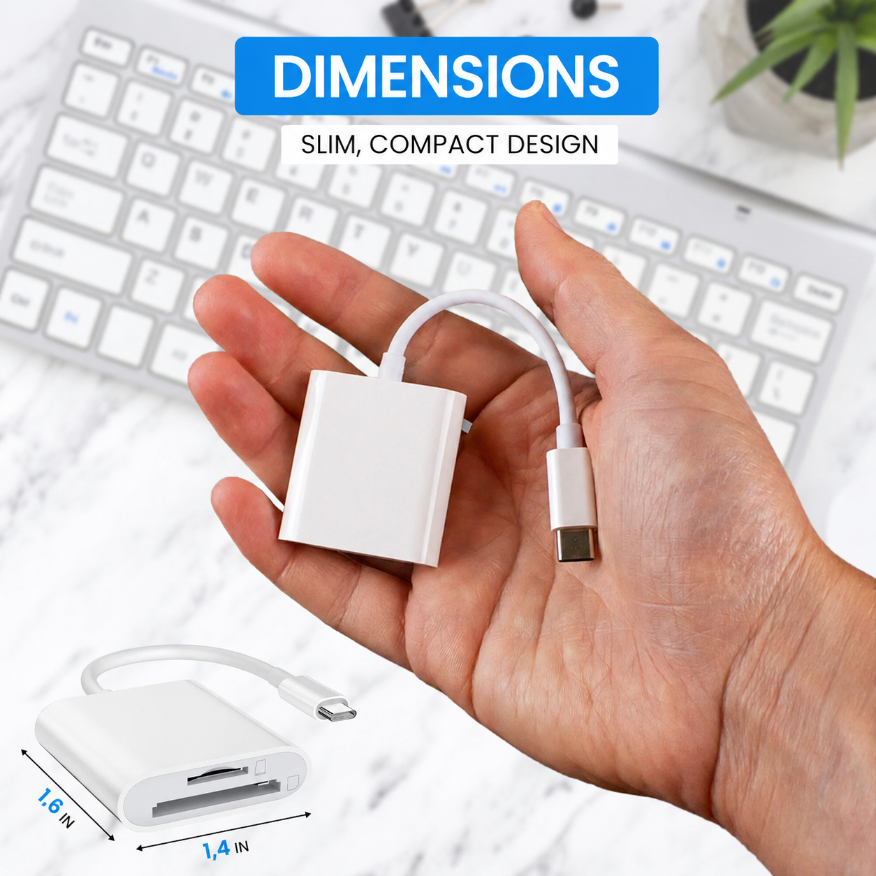 Eine Hand hält einen kleinen weißen USB-C-Kartenleser vor einer Tastatur.