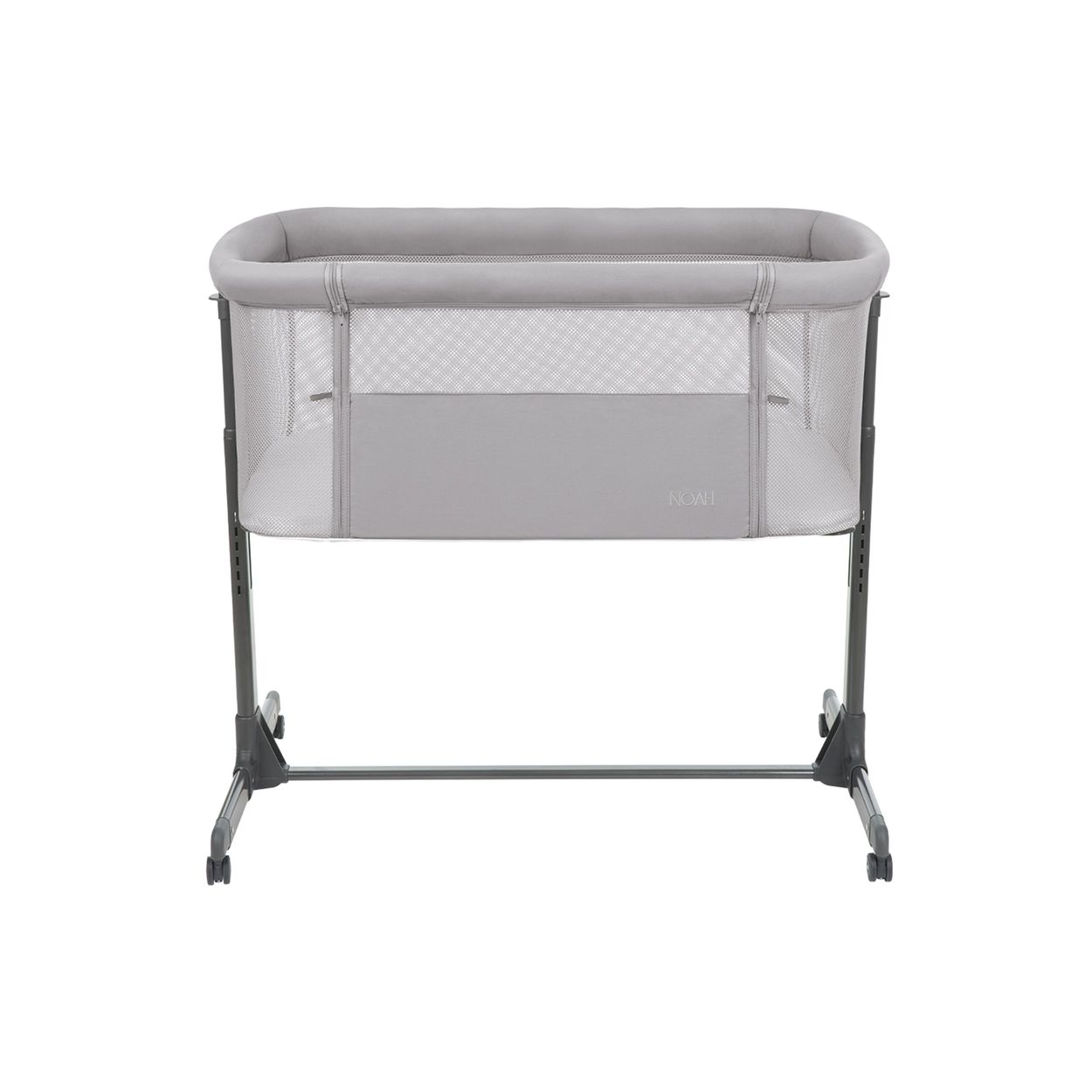 Ein graues Babybett mit Mesh-Seitenwänden und verstellbaren Füßen auf Rädern.