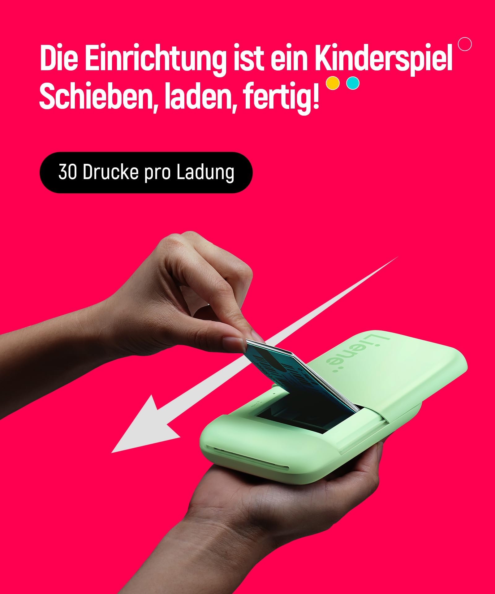 Eine Hand legt ein Kartenpack in einen hellgrünen Liene Mini-Drucker vor pinkem Hintergrund.