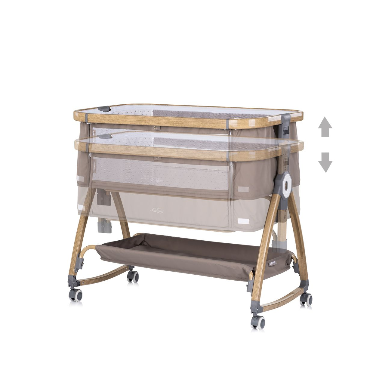 Verstellbare beige Babystube mit Holzbeinen, Netzseiten und unterer Ablage auf Rollen.