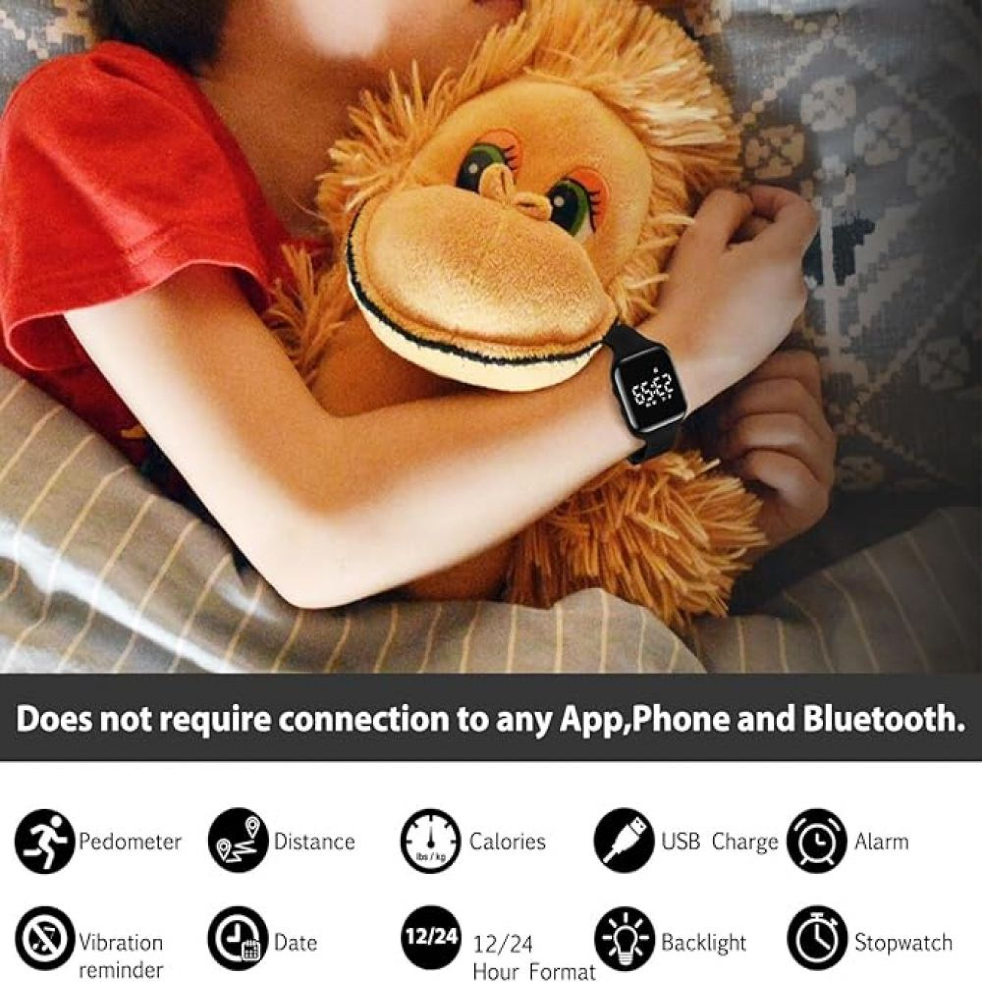 Kind im Bett umarmt Plüschtier und trägt eine schwarze Digitaluhr.